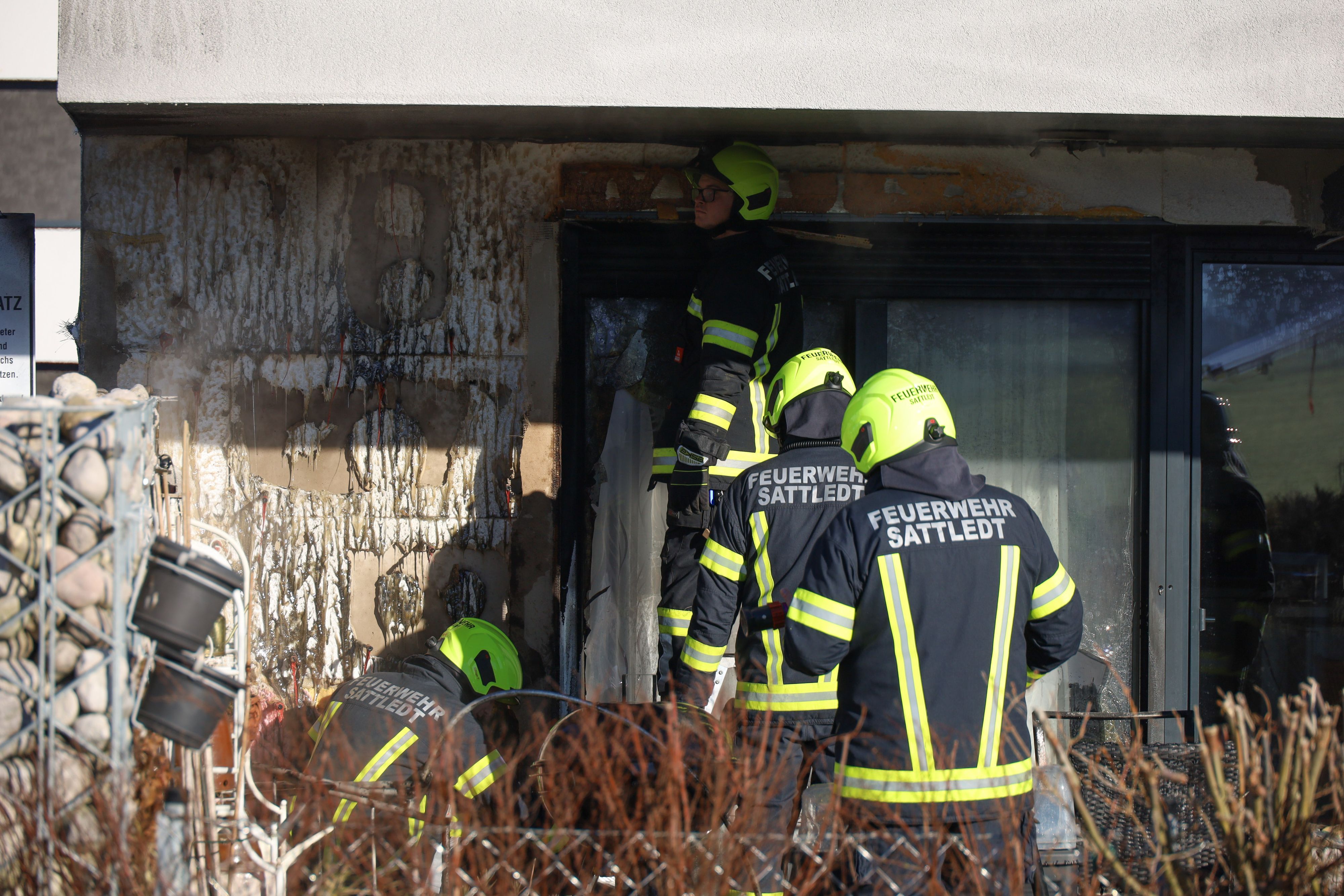 Bei einem Mehrparteienhaus brannte die Fassade. Doch zahlreiche Schaulustige löschten nicht, sondern filmten.