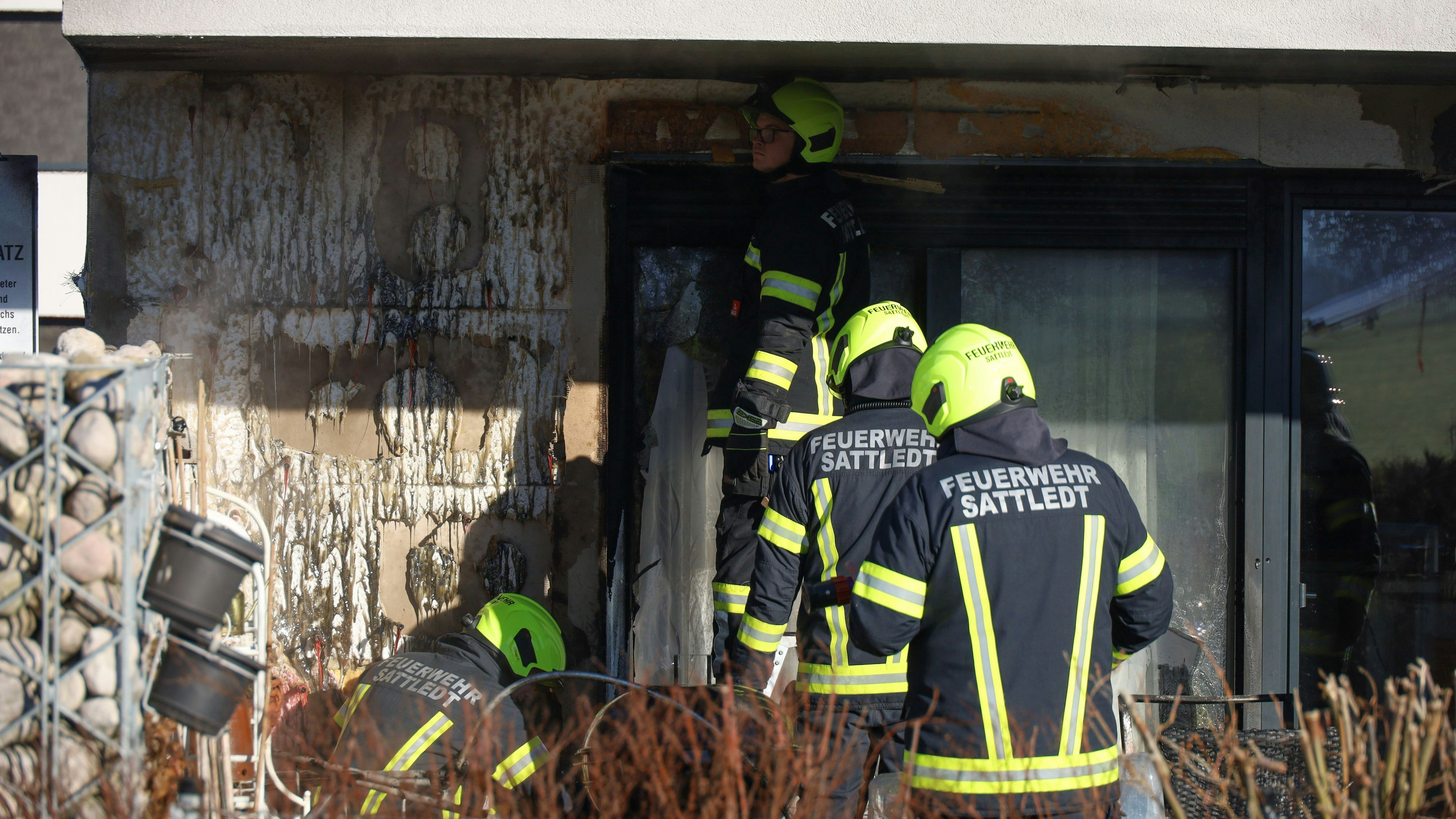 Bei einem Mehrparteienhaus brannte die Fassade. Doch zahlreiche Schaulustige löschten nicht sondern filmten.