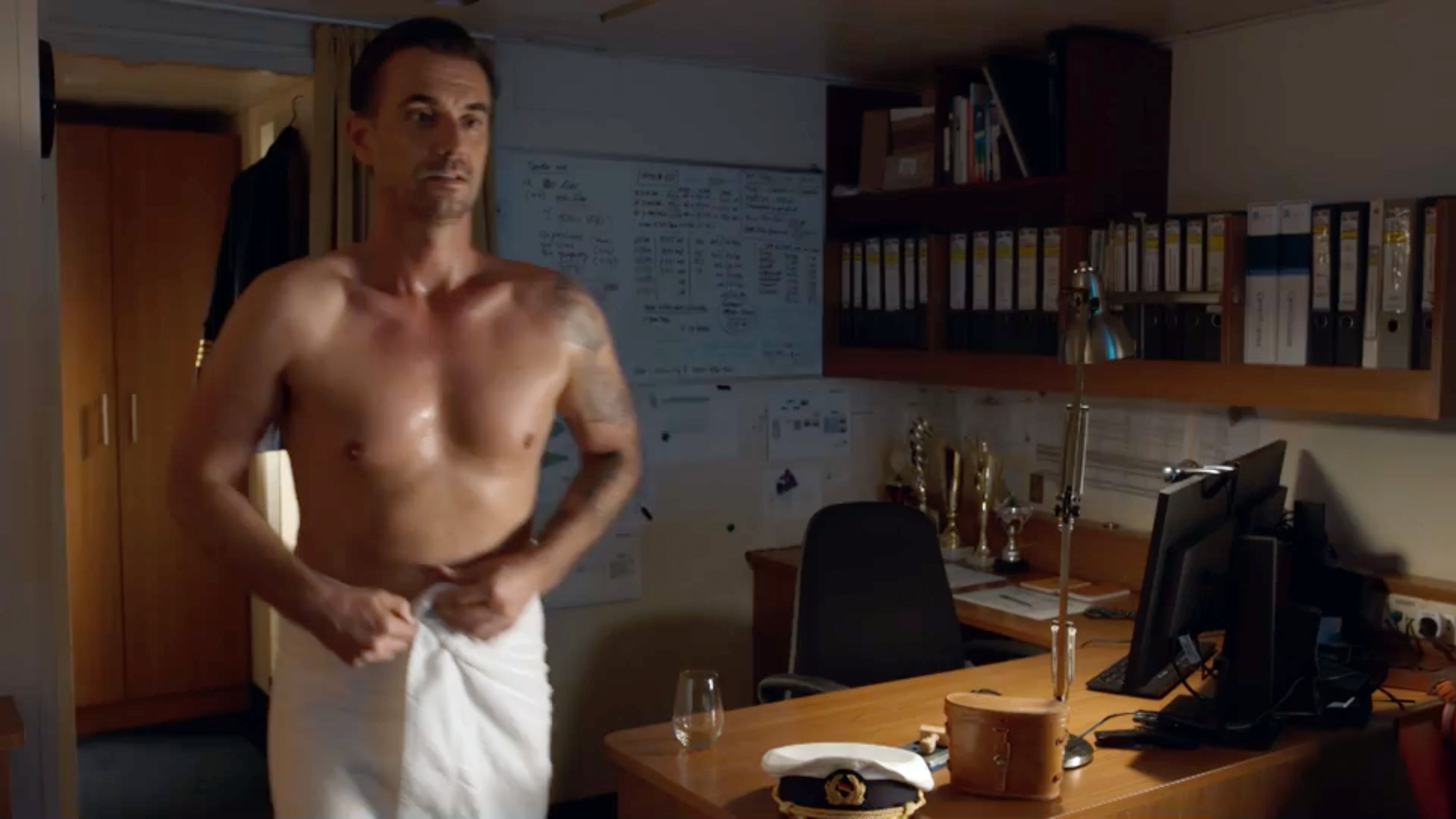 T-Shirt aus! Erstmals hat Kapitän Silbereisen Sex auf dem Traumschiff.