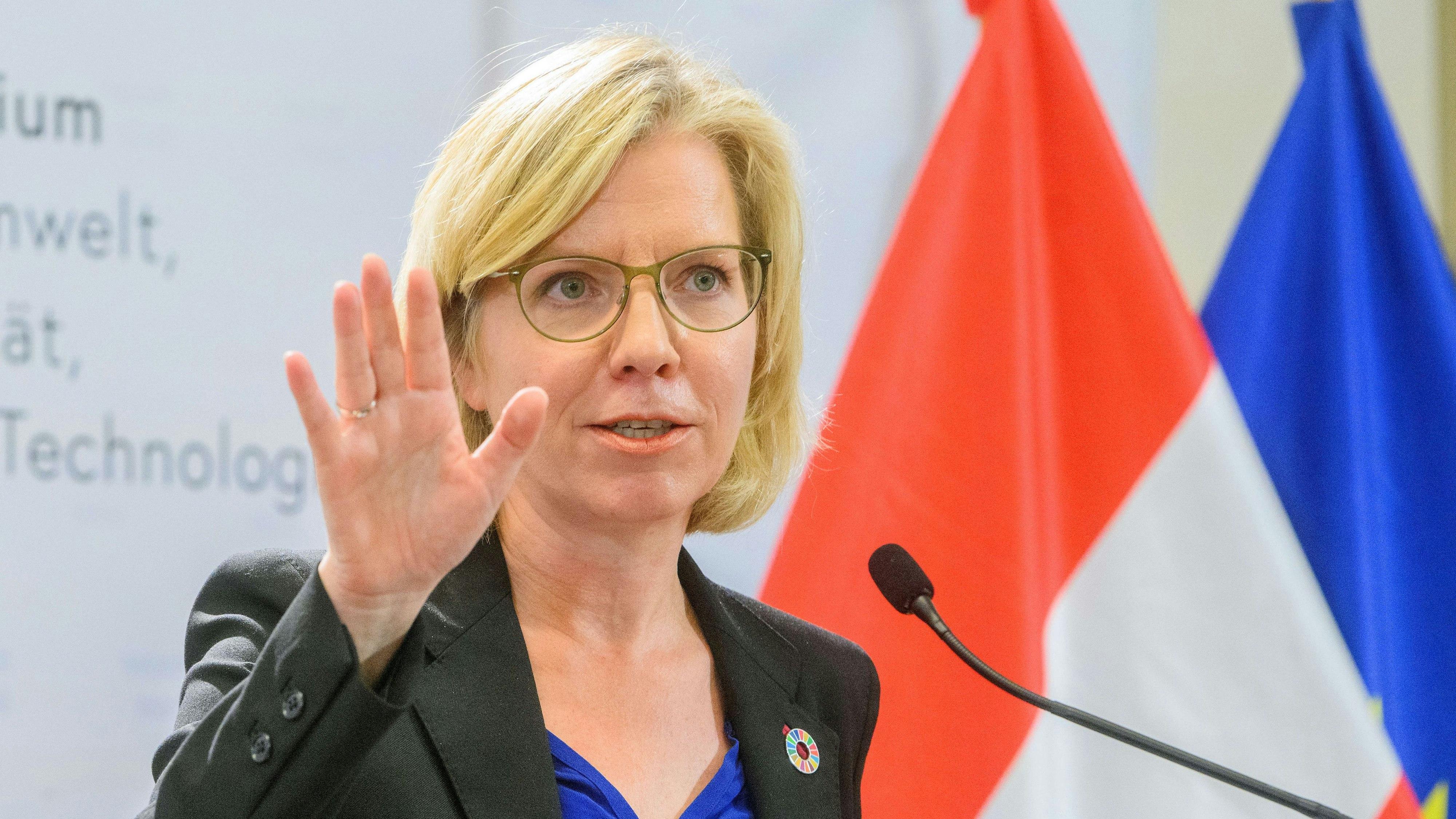 Download von www.picturedesk.com am 28.12.2023 (09:45).  WIEN, OESTERREICH - 30. OKTOBER: Infrastrukturministerin Leonore Gewessler (Gruene) bei einem Pressegespraech "Der neue OEBB-Rahmenplan 2024-2029" im Klimaministerium am 30. Oktober, 2023 in Wien, Oesterreich.231030_SEPA_32_015 - 20231030_PD1607 - Rechteinfo: Rights Managed (RM)