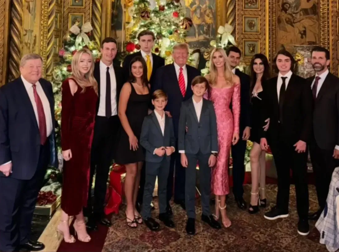 Das Weihnachtsfoto, auf dem Melania Trump fehlt, gab Anlass zu Spekulationen.