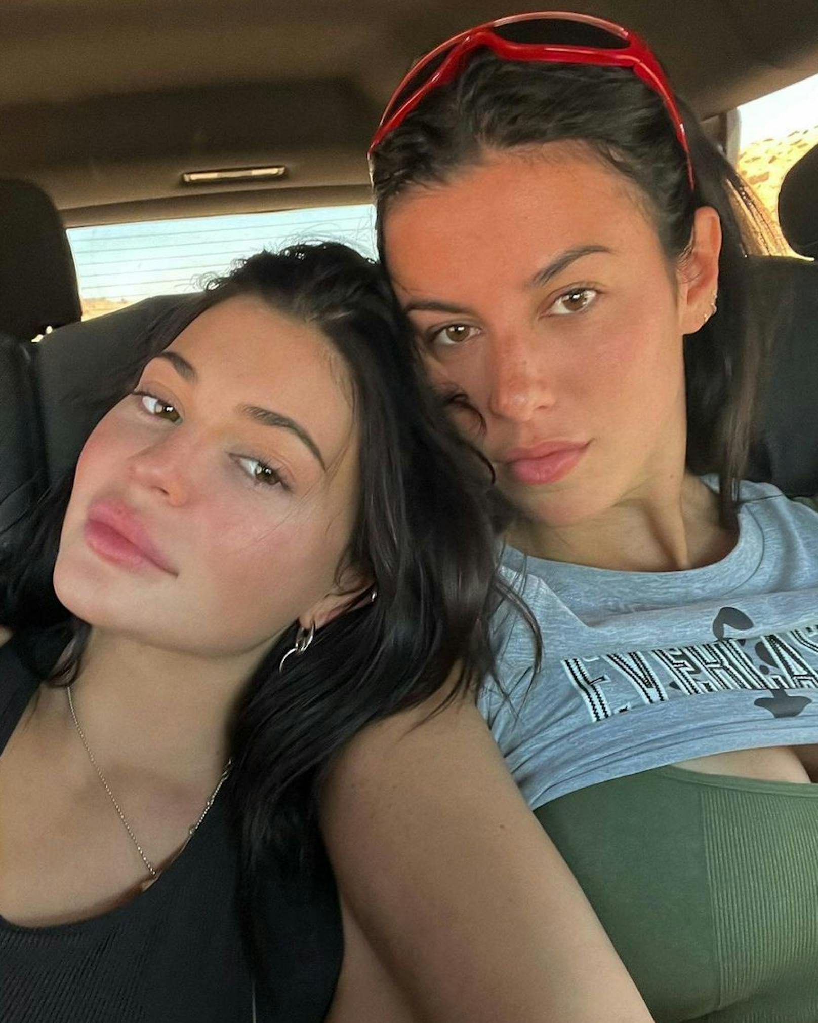 Kylie Jenner und ihre Freundin posten sich selbstsicher und ohne Schminke auf Instagram.