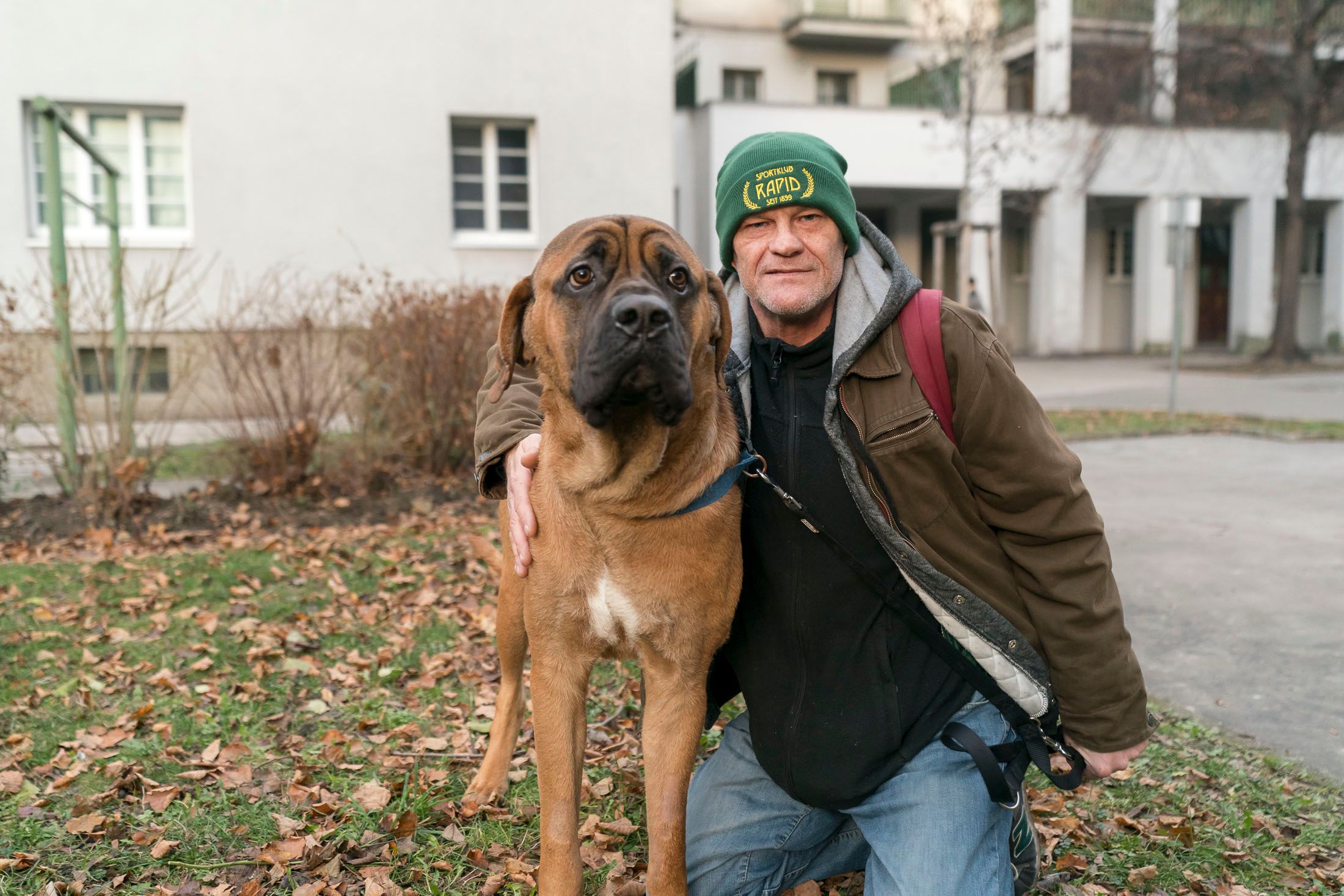 Karlheinz R. mit Hund Taro in Wien-Währing. 
