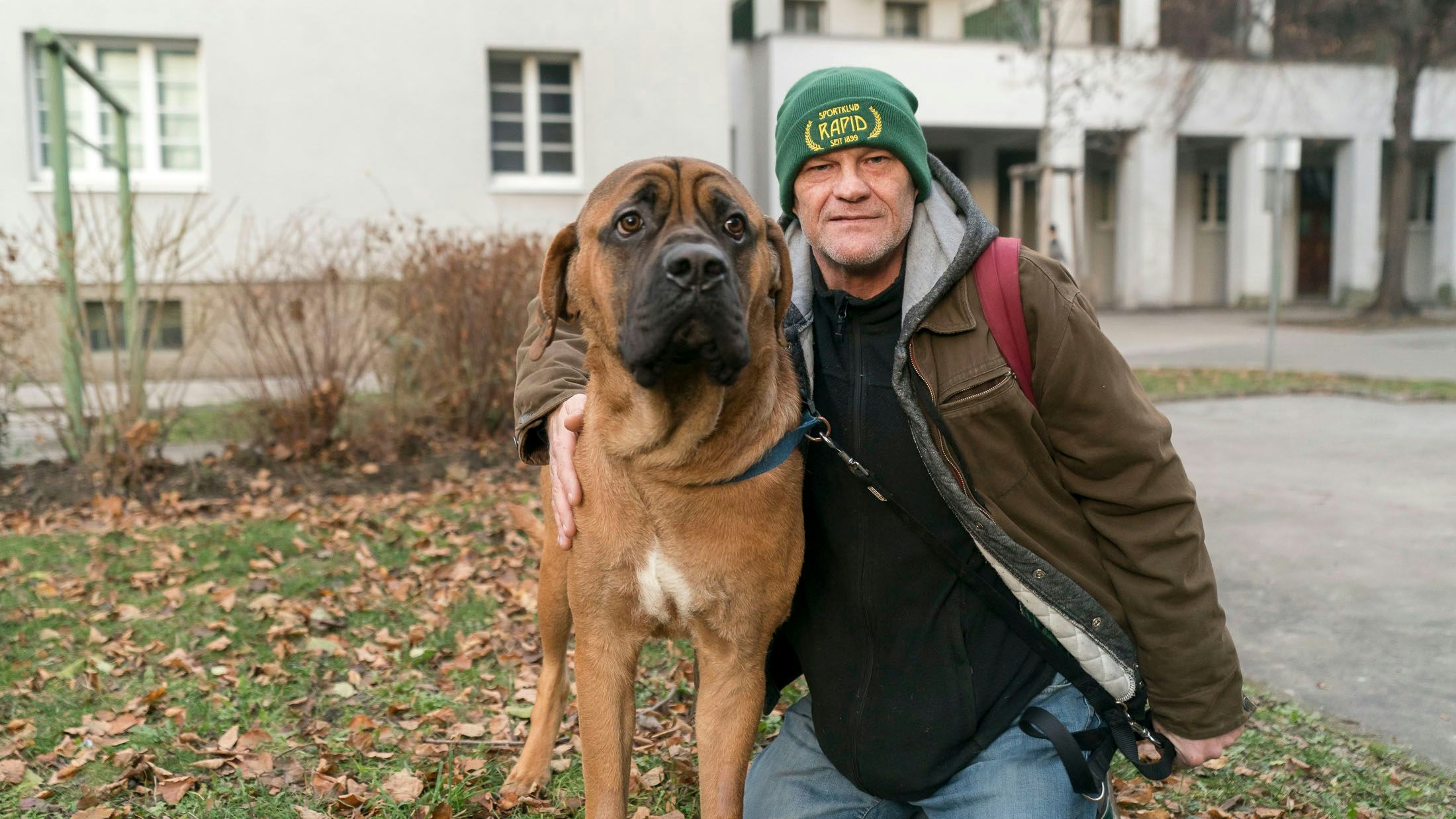 Karlheinz R. mit Hund Taro in Wien-Währing. 