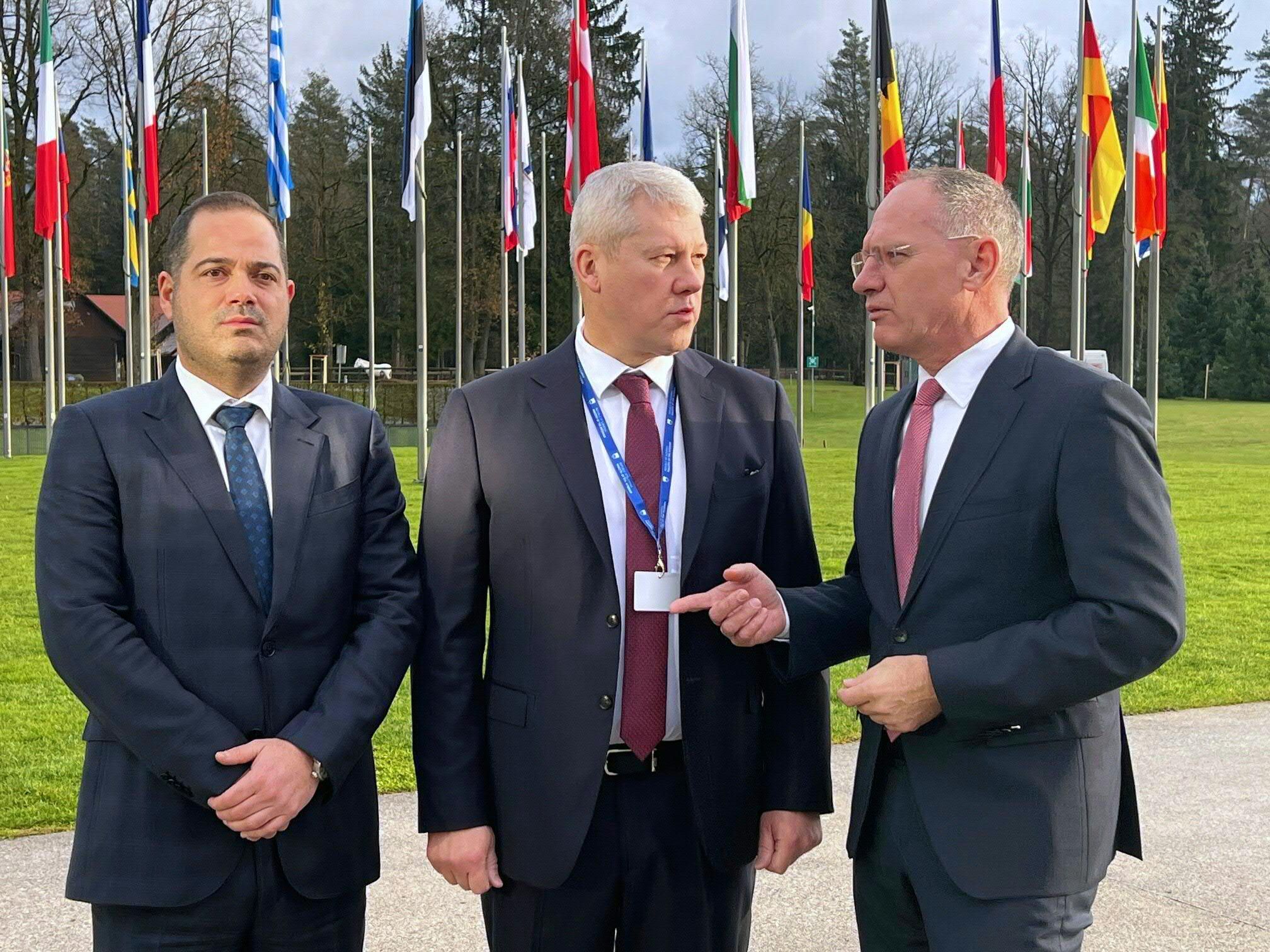 Rumänien und Bulgarien dürfen dem Schengen-Raum zumindest teilweise beitreten. Archivbild der Innenminister Kalin Stoyanov (Bulgarien), Catalin Predoiu (Rumänien) und Gerhard Karner vom 12. Dezember 2023. 