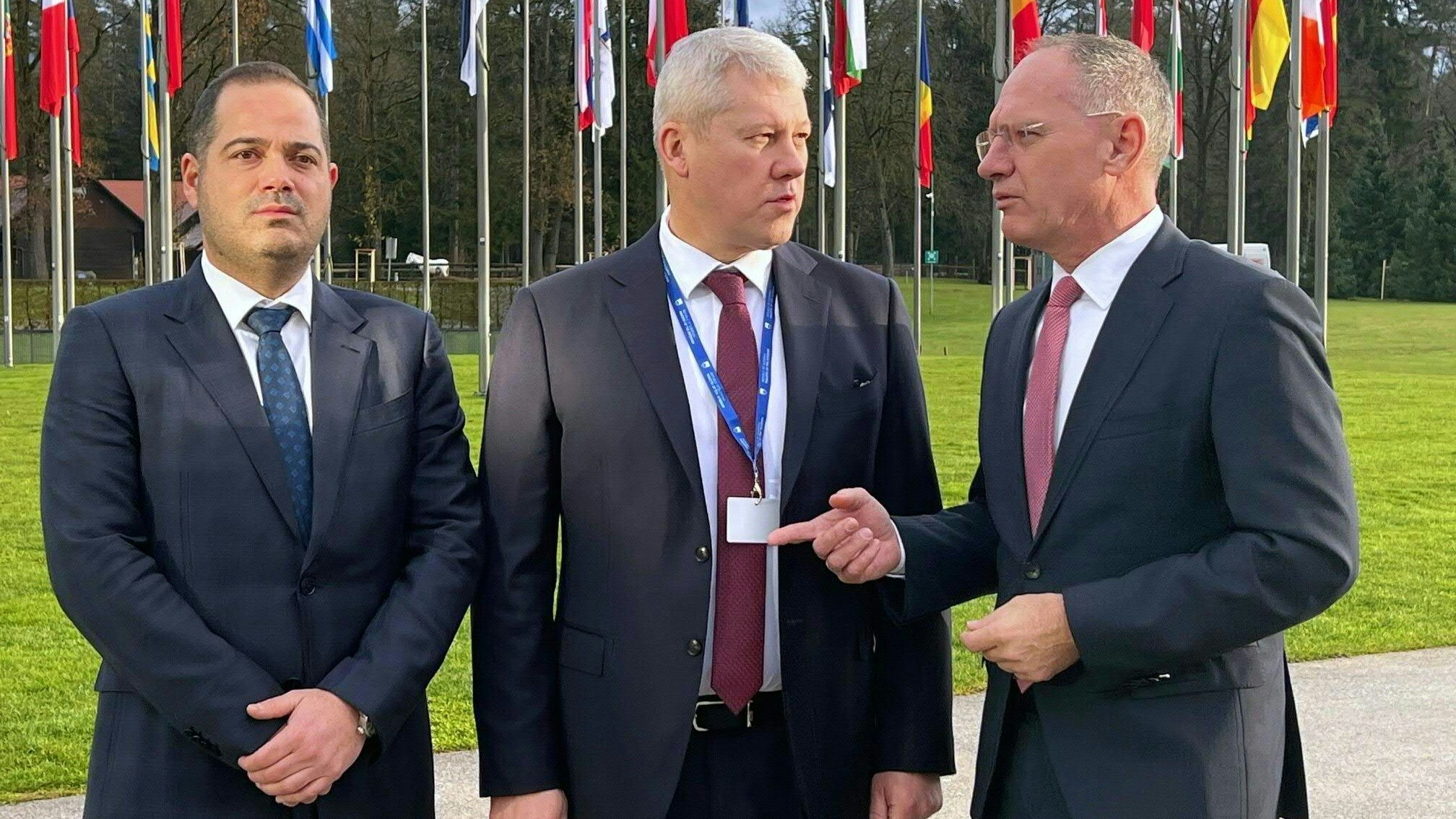 Rumänien und Bulgarien dürfen dem Schengen-Raum zumindest teilweise beitreten. Archivbild der Innenminister Kalin Stoyanov (Bulgarien), Catalin Predoiu (Rumänien) und Gerhard Karner vom 12. Dezember 2023. 