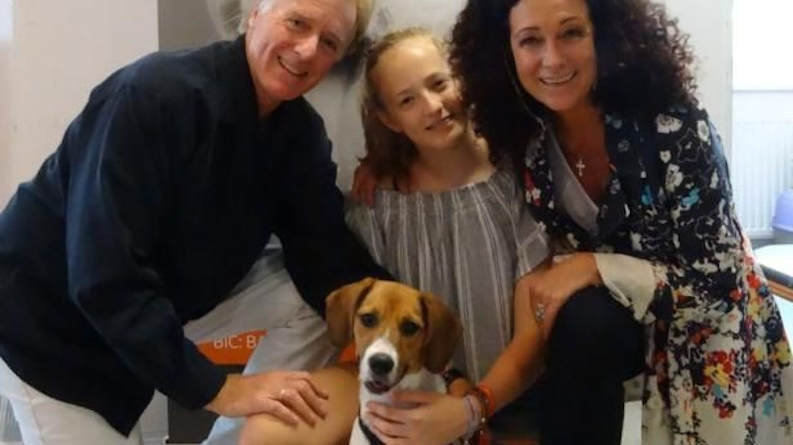 2018 adoptierten Barbara Wussow und Albert Fortell - hier mit Tochter Johanna - ihre Hündin Gini aus dem Wiener Tierschutzverein.