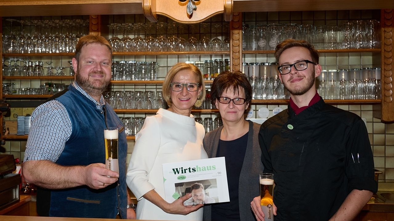 Landeshauptfrau Johanna Mikl-Leitner besucht das Landgasthaus der Familie Planer in St. Margarethen an der Sierning.