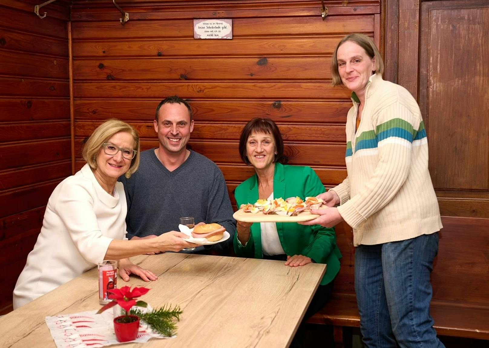 Landeshauptfrau Johanna Mikl-Leitner lässt sich das regionale Essen im Gasthaus zur Gemeindestube in St. Margarethen an der Sierning gut schmecken. 