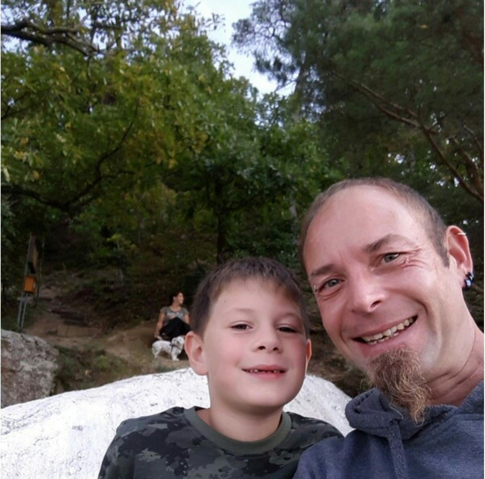 Adrian mit seinem Papa bei einem Ausflug als die Welt noch in Ordnung war.