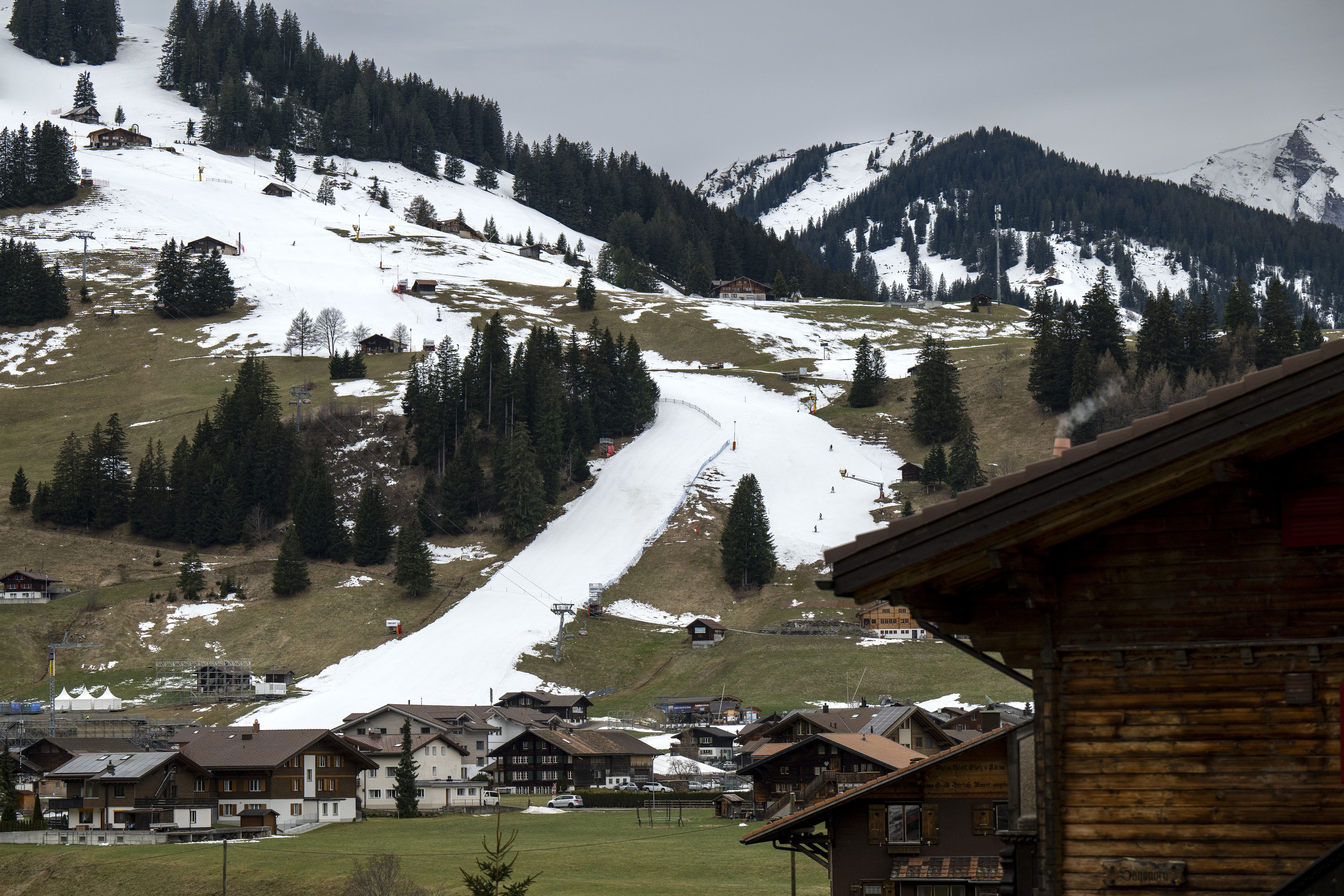 Bis jetzt sieht man mehr Wiese als Schnee in Adelboden.