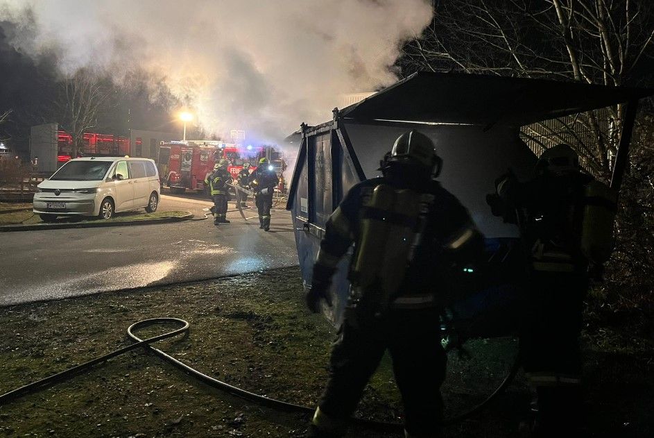Vor einer Asylunterkunft brannte ein Container.