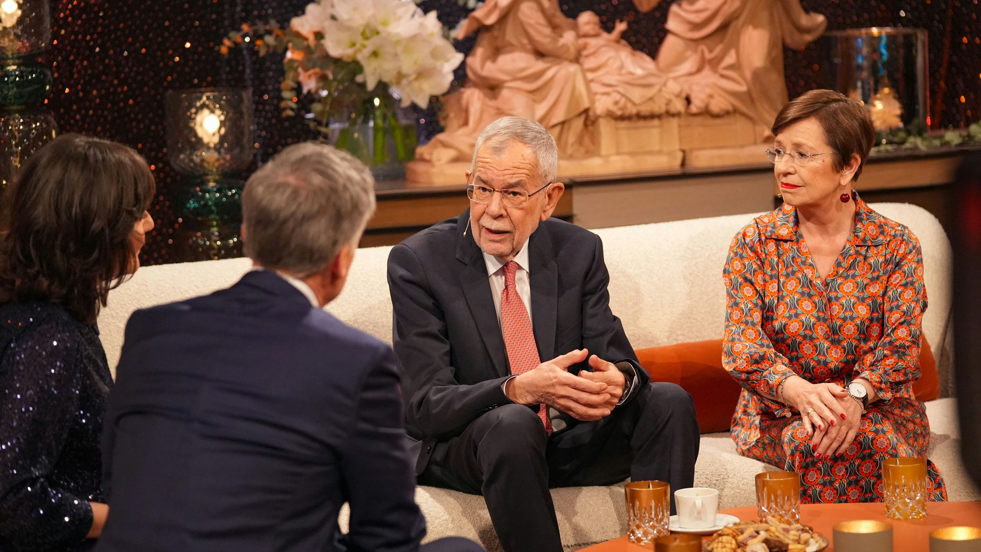 Den Silvester selbst verbringen Van der Bellen und Schmidauer wie meistens auch heuer mit Freunden daheim. Am 1. Jänner geht es dann – auch schon traditionell – zum Neujahrskonzert.