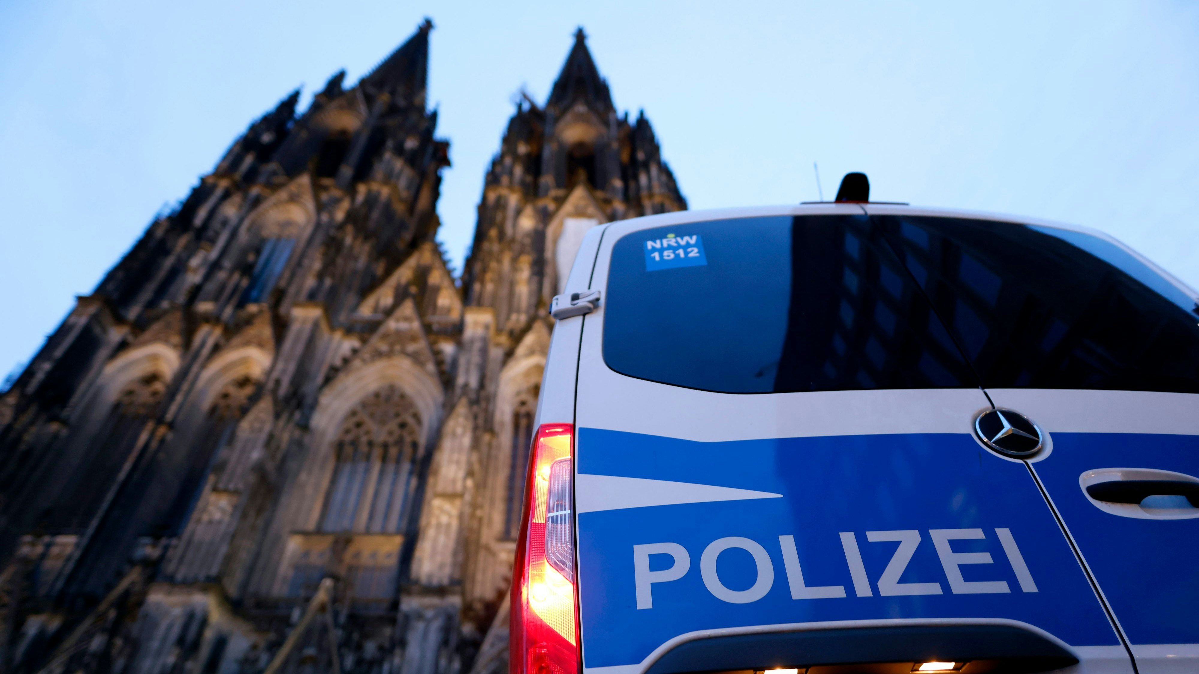 Download von www.picturedesk.com am 28.12.2023 (14:56).  ACT -- Terroralarm zum Jahreswechsel: Rund um den Kölner Dom sind Polizisten zu sehen. Besucher des Doms müssen sich in Zelten Kontrollen unterziehen. Hintergrund: Eine islamistische Terrorzelle des afghanischen ISIS-Ablegers ISPK soll über den Jahreswechsel u.a. in Köln Anschläge geplan haben. Für Touristen bleibt der Dom bis auf weiteres geschlossen. Besucher von Messen müssen ein Screening in Zelten durchlaufen. (Themenbild, Symbolbild) Köln, 27.12.2023 - 20231227_PD8227 - Rechteinfo: Rights Managed (RM)