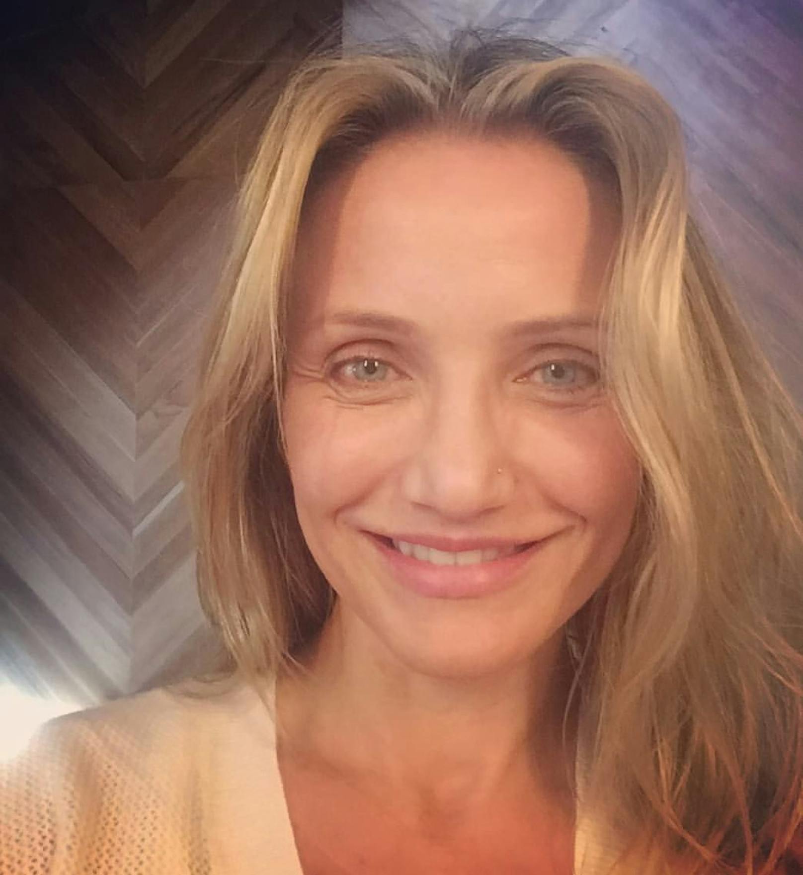 Eine Heerschaar an teuer bezahlten Stylisten und Visagisten sorgt normalerweise dafür, dass Cameron Diaz die beste Version von sich selbst wird. Auf Instagram präsentiert sich die Schauspielerin auch mal gerne oben ohne. 