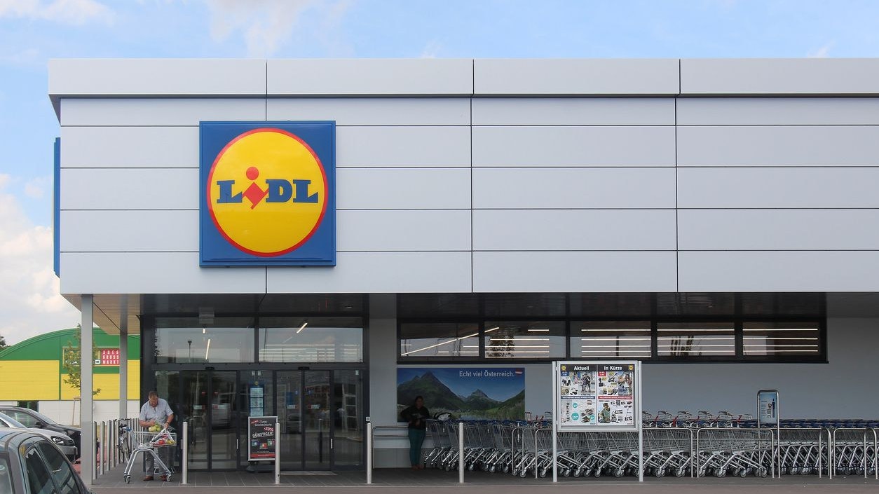 Lidl stürmte erst 1998 den <a data-li-document-ref="120124802" href="https://www.heute.at/s/diese-lebensmittel-kuehlen-dich-von-innen-120124802">Lebensmittel</a>-Markt in Österreich und ist heute fixer Player.
