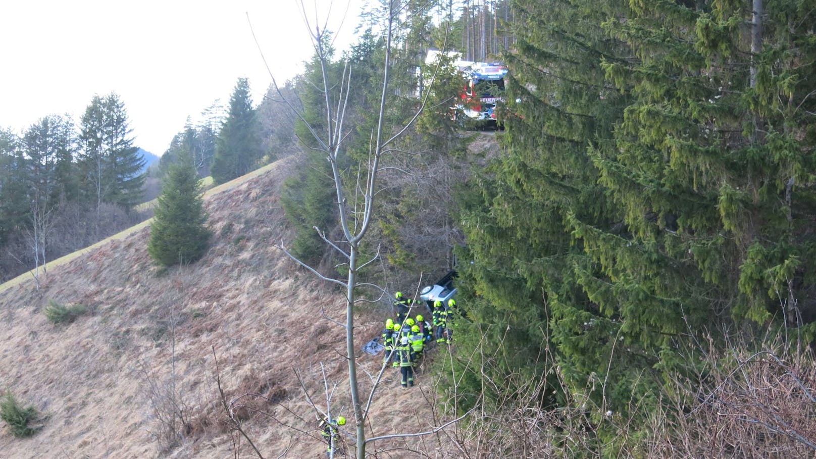 Der Unfall wurde vom naheliegenden Wohnhaus aus bemerkt.