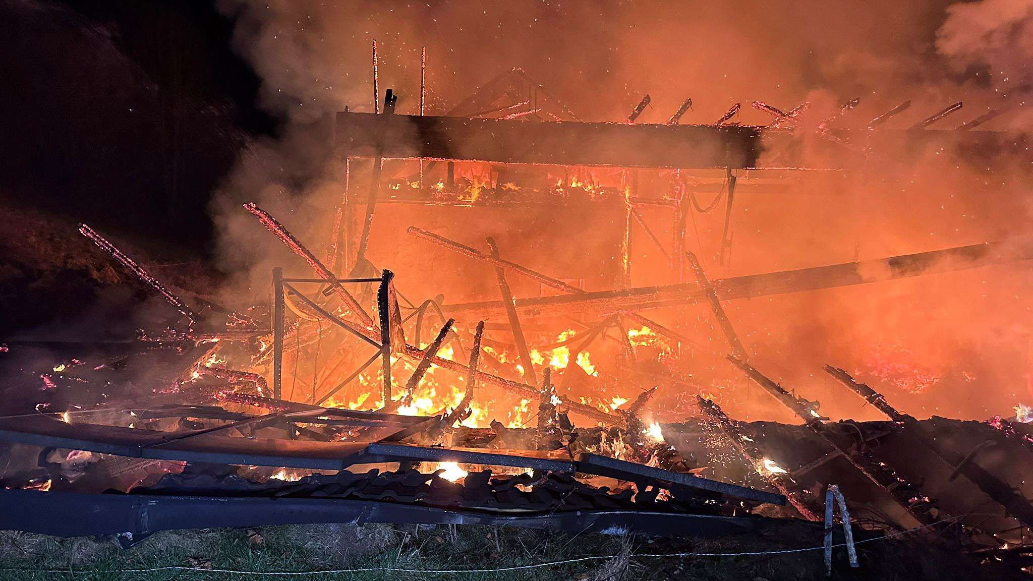 In dem Gebäude standen mehrere Elektro- oder Hybridfahrzeuge in Vollbrand.