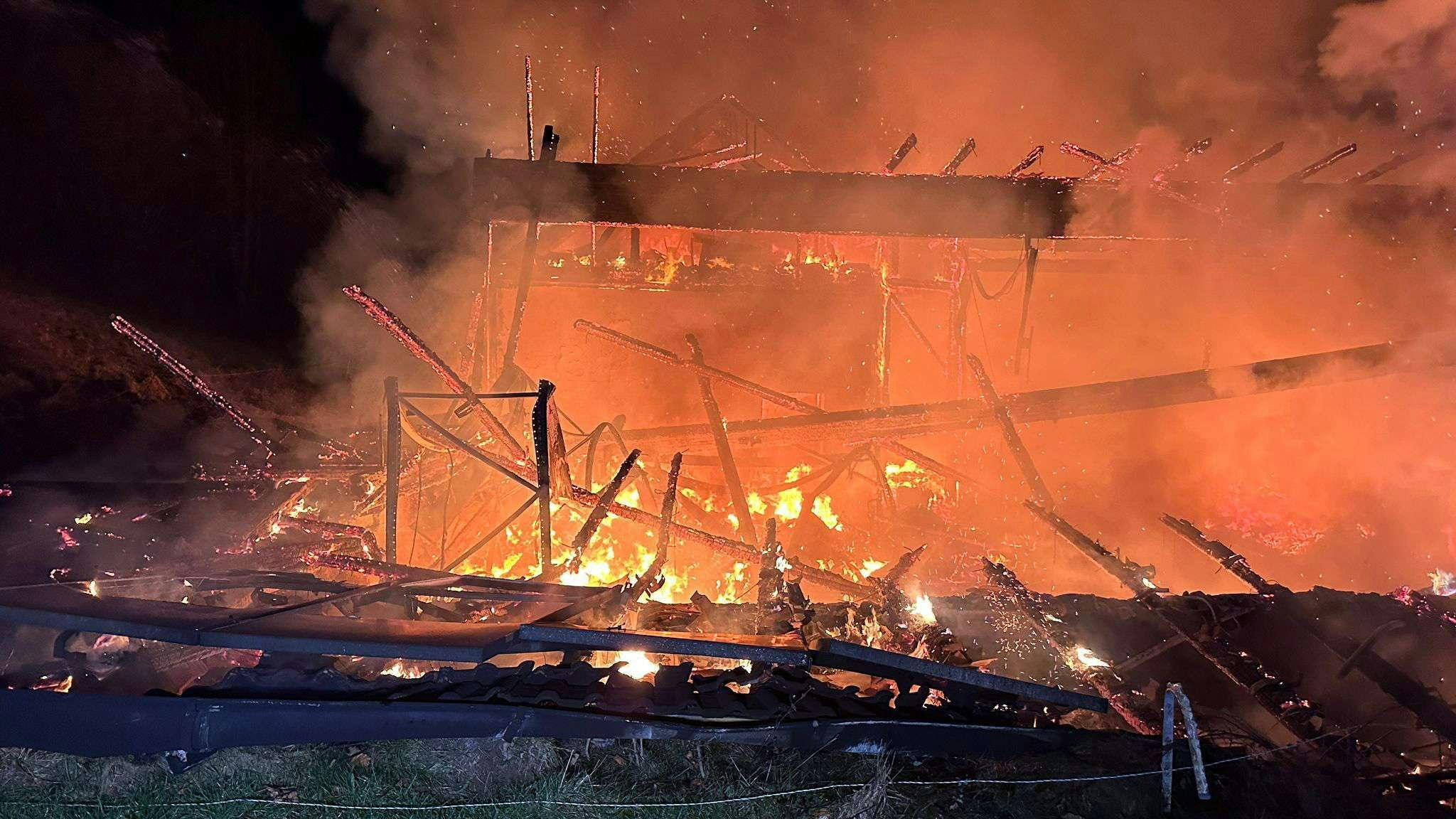 In dem Gebäude standen mehrere Elektro- oder Hybridfahrzeuge in Vollbrand.