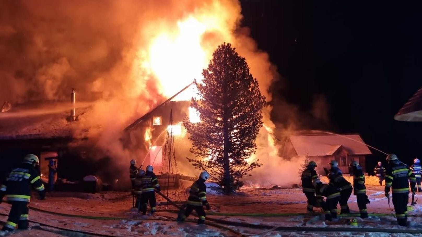 Jagdhaus in Flammen – Frau (20) springt aus Fenster