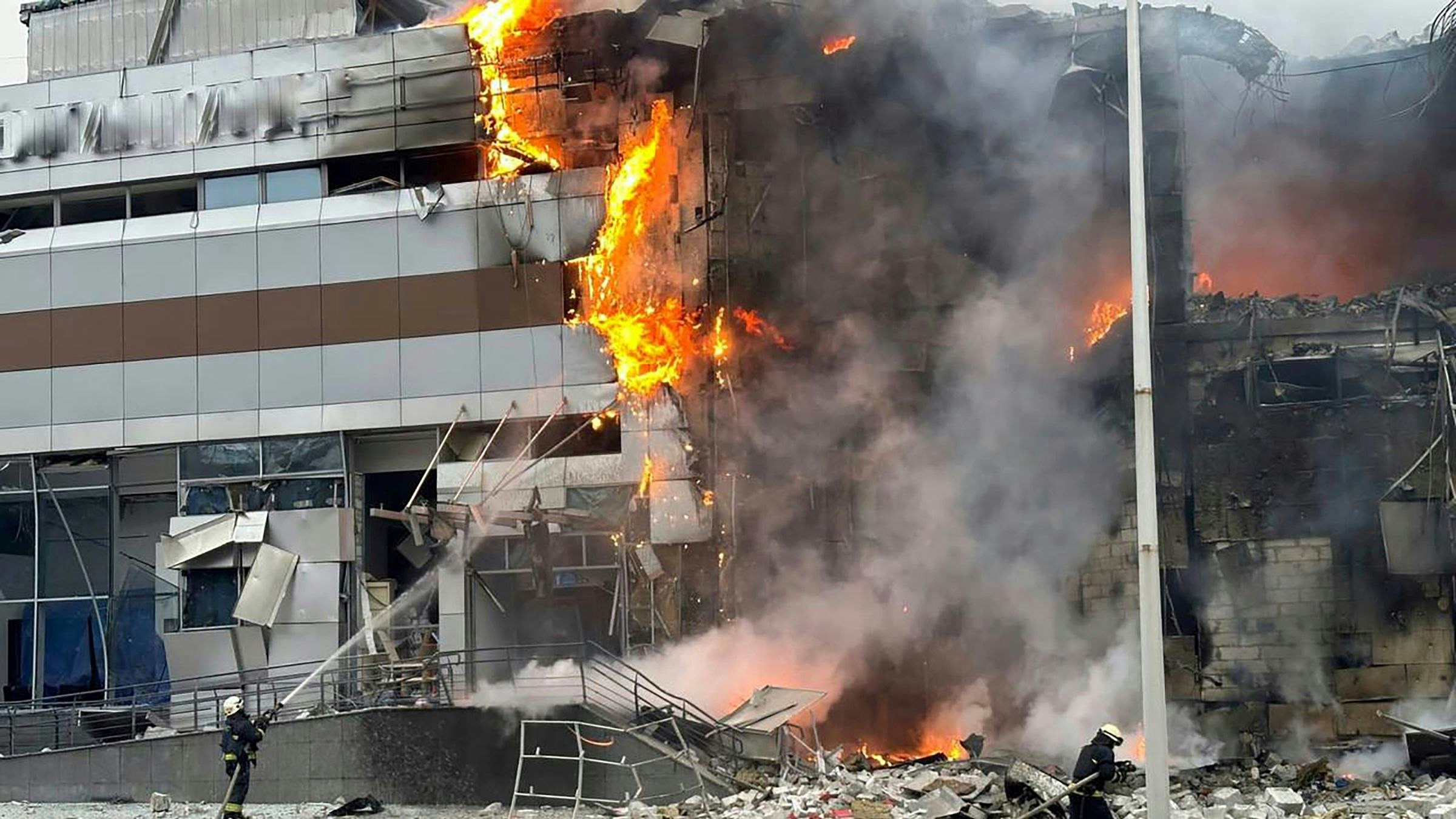 Download von www.picturedesk.com am 29.12.2023 (16:01).  *** SERVICEBILD *** In this photo provided by the Ukrainian Emergency Service, firefighters work on the site of a building damaged after a Russian attack in Kyiv, Ukraine, Friday, Dec. 29, 2023. (Ukrainian Emergency Service via AP) - 20231229_PD3034 - Rechteinfo: Servicebild (SB) Bei diesem Bild ist PictureDesk ausschließlich technischer Dienstleister und stellt eine technische Bearbeitungsgebühr in Rechnung. PictureDesk ist weder Urheber noch Rechteinhaber. Die Nutzung liegt in alleiniger Verantwortung des Kunden.