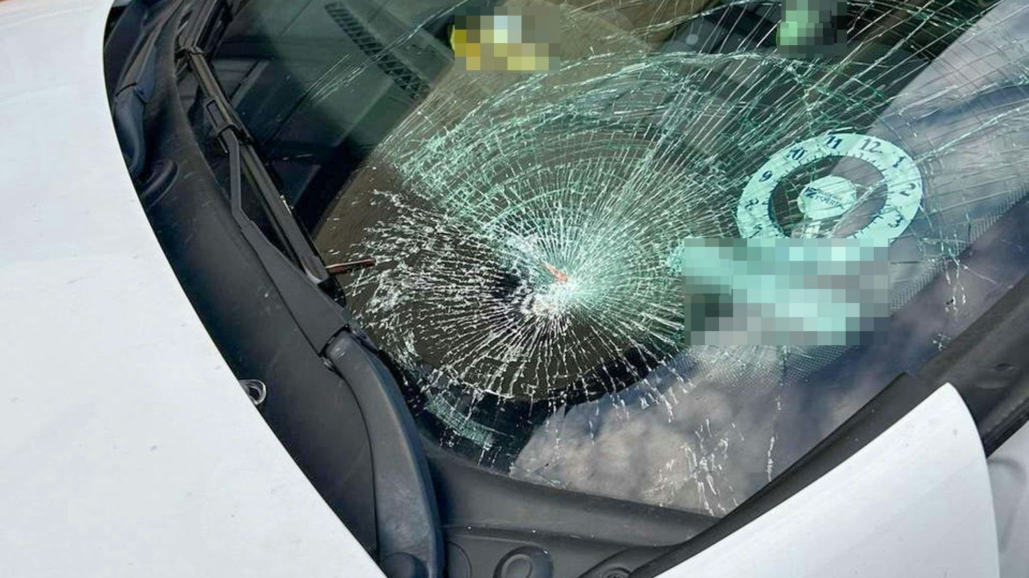 Die 92-Jährige knallte auf die Windschutzscheibe, wurde schwer verletzt.