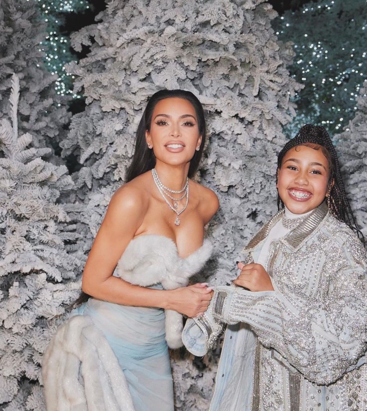 Peinliche-Foto Panne! Kim Kardashian hat auf diesem Foto mit ihrer Tochter North kein glückliches Händchen. 