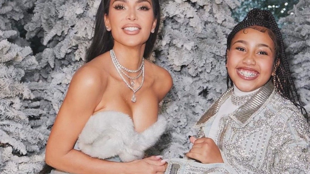 Peinliche-Foto Panne! Kim Kardashian hat auf diesem Foto mit ihrer Tochter North kein glückliches Händchen. 