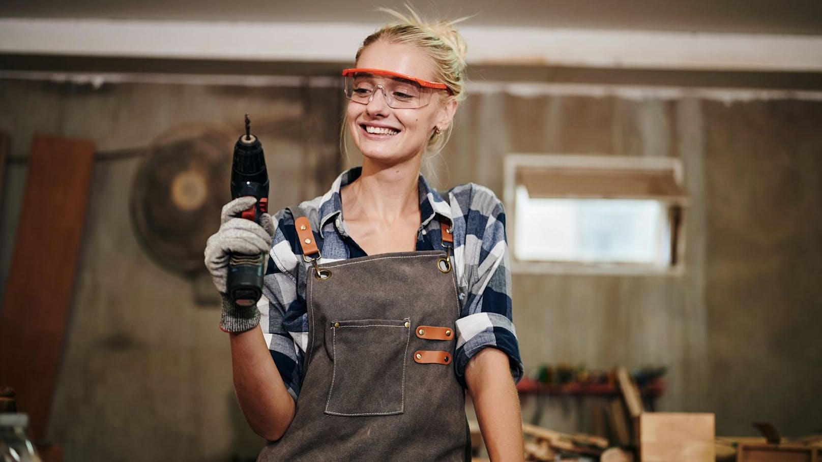 Im Kurs können Frauen lernen, wie ein Boden verlegt wird oder wie man mit Maschinen umgeht.