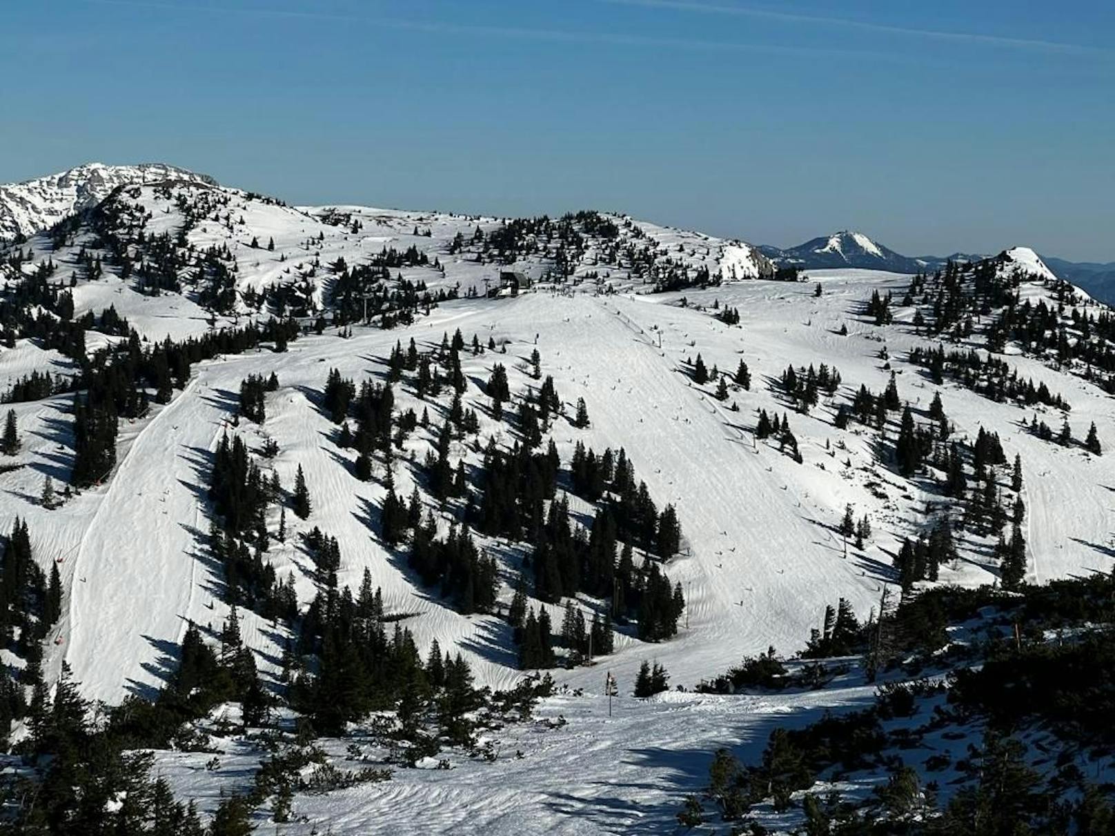 Die Pistenbedingungen sind in vielen Skigebieten in NÖ sehr gut.