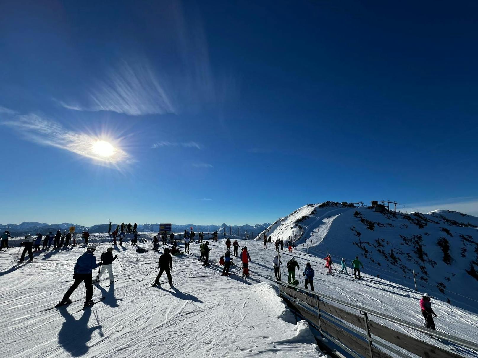 Traumhaftes Wetter und gute Schneelage - die Skigebiete in NÖ sind gut besucht.