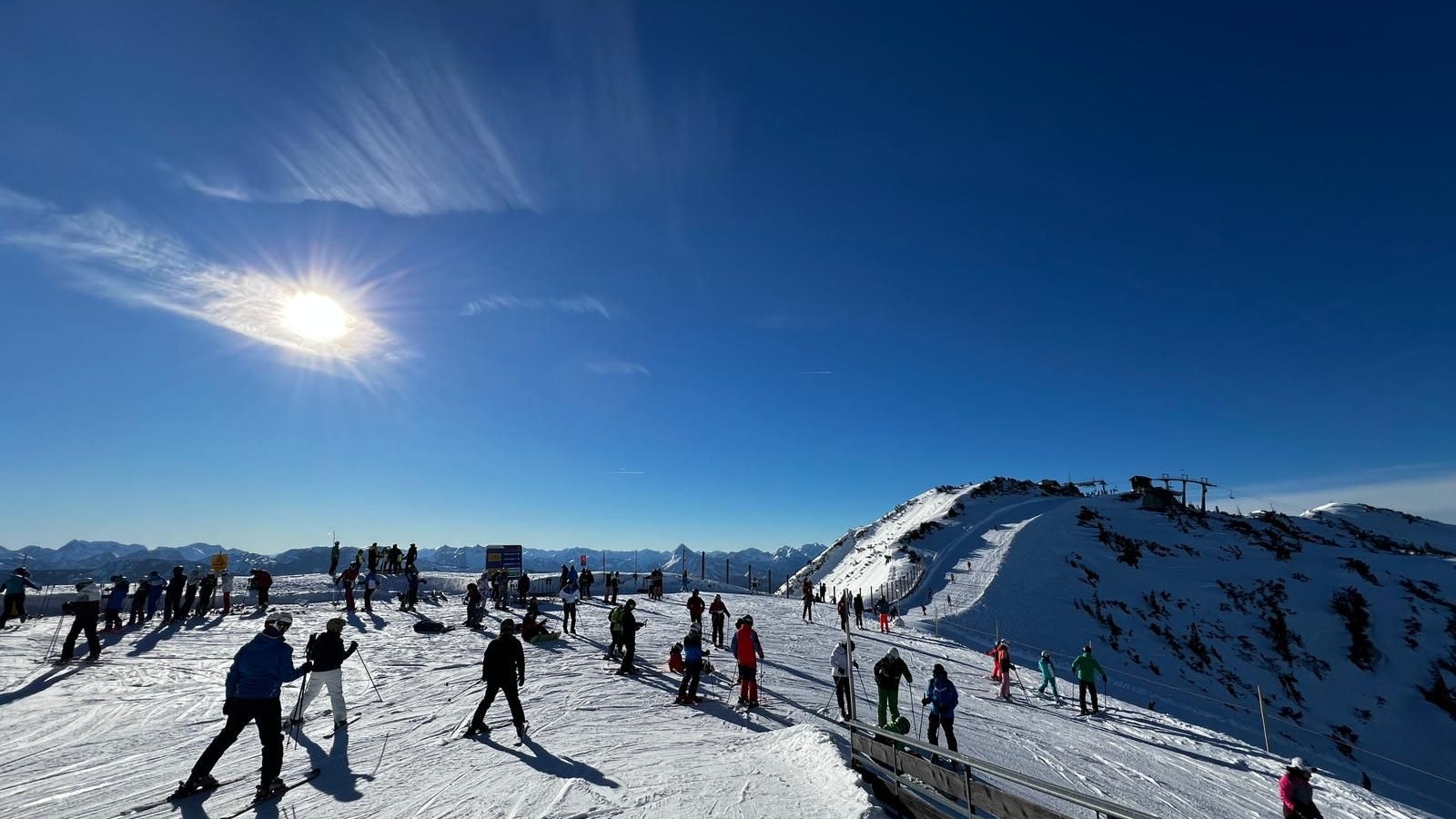 Traumhaftes Wetter und gute Schneelage - die Skigebiete in NÖ sind gut besucht.