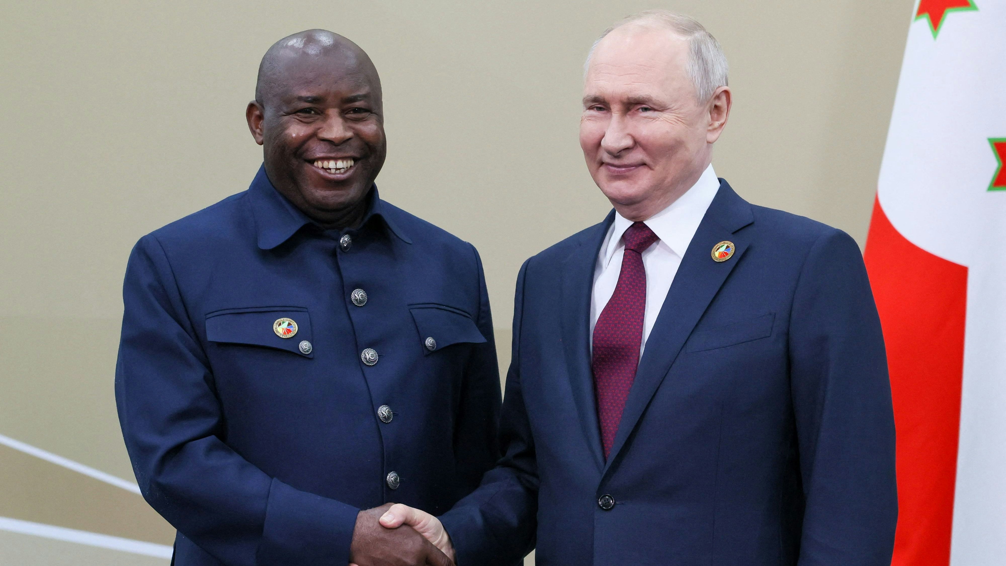 Download von www.picturedesk.com am 29.12.2023 (20:30).  *** SERVICEBILD *** Russian President Vladimir Putin meets with his Burundi's counterpart Evariste Ndayishimiye during the second Russia-Africa summit in Saint Petersburg on July 27, 2023. (Photo by Mikhail METZEL / TASS Host Photo Agency / AFP) / RESTRICTED TO EDITORIAL USE - MANDATORY CREDIT "AFP PHOTO / TASS Host Photo Agency / Mikhail Metzel" - NO MARKETING NO ADVERTISING CAMPAIGNS - DISTRIBUTED AS A SERVICE TO CLIENTS - 20230727_PD5265 - Rechteinfo: Servicebild (SB) Bei diesem Bild ist PictureDesk ausschließlich technischer Dienstleister und stellt eine technische Bearbeitungsgebühr in Rechnung. PictureDesk ist weder Urheber noch Rechteinhaber. Die Nutzung liegt in alleiniger Verantwortung des Kunden. Nur für redaktionelle Nutzung! Werbliche Nutzung erfordert Freigabe: bitte schicken Sie uns eine Anfrage.