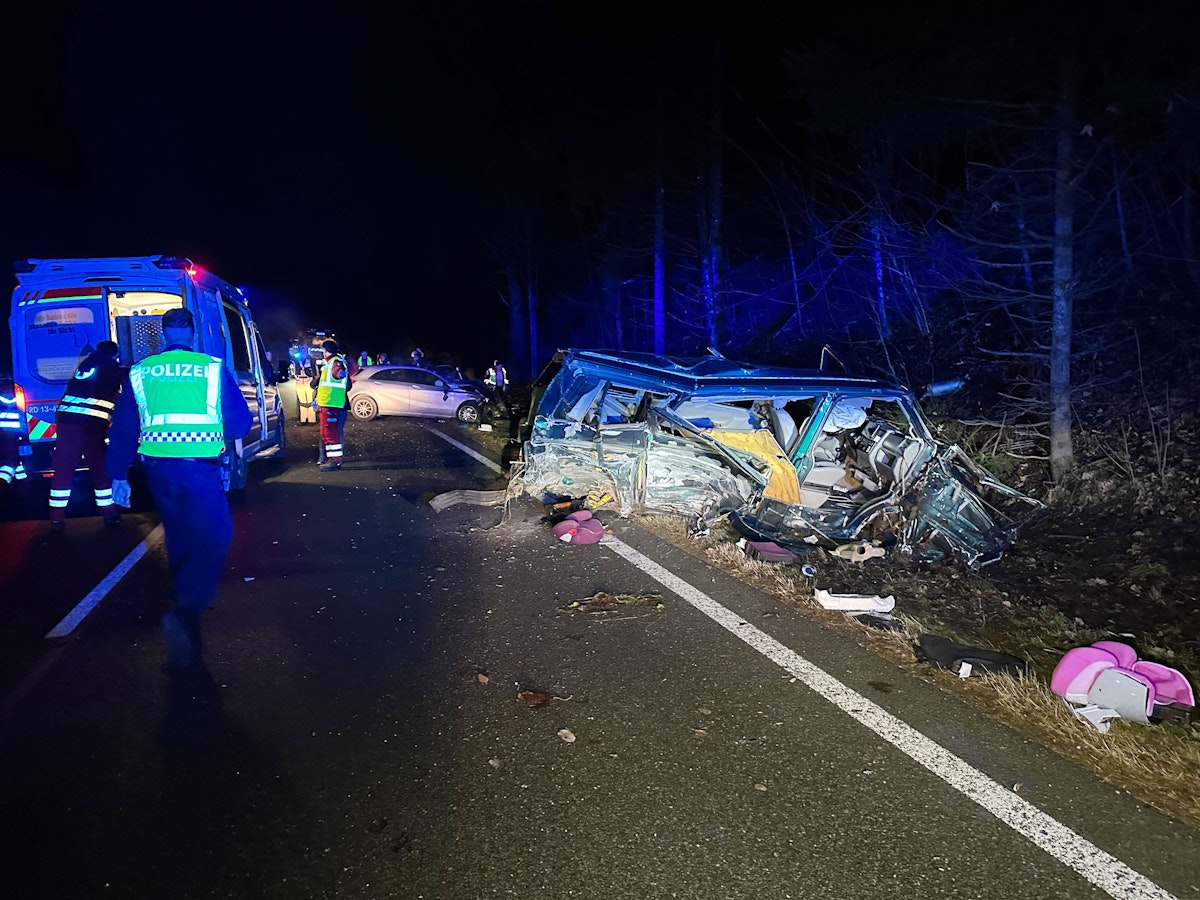 Verkehrsunfall auf der Loferer Bundesstrasse in Söll  -Fotocredit: ZOOM.TIROL 