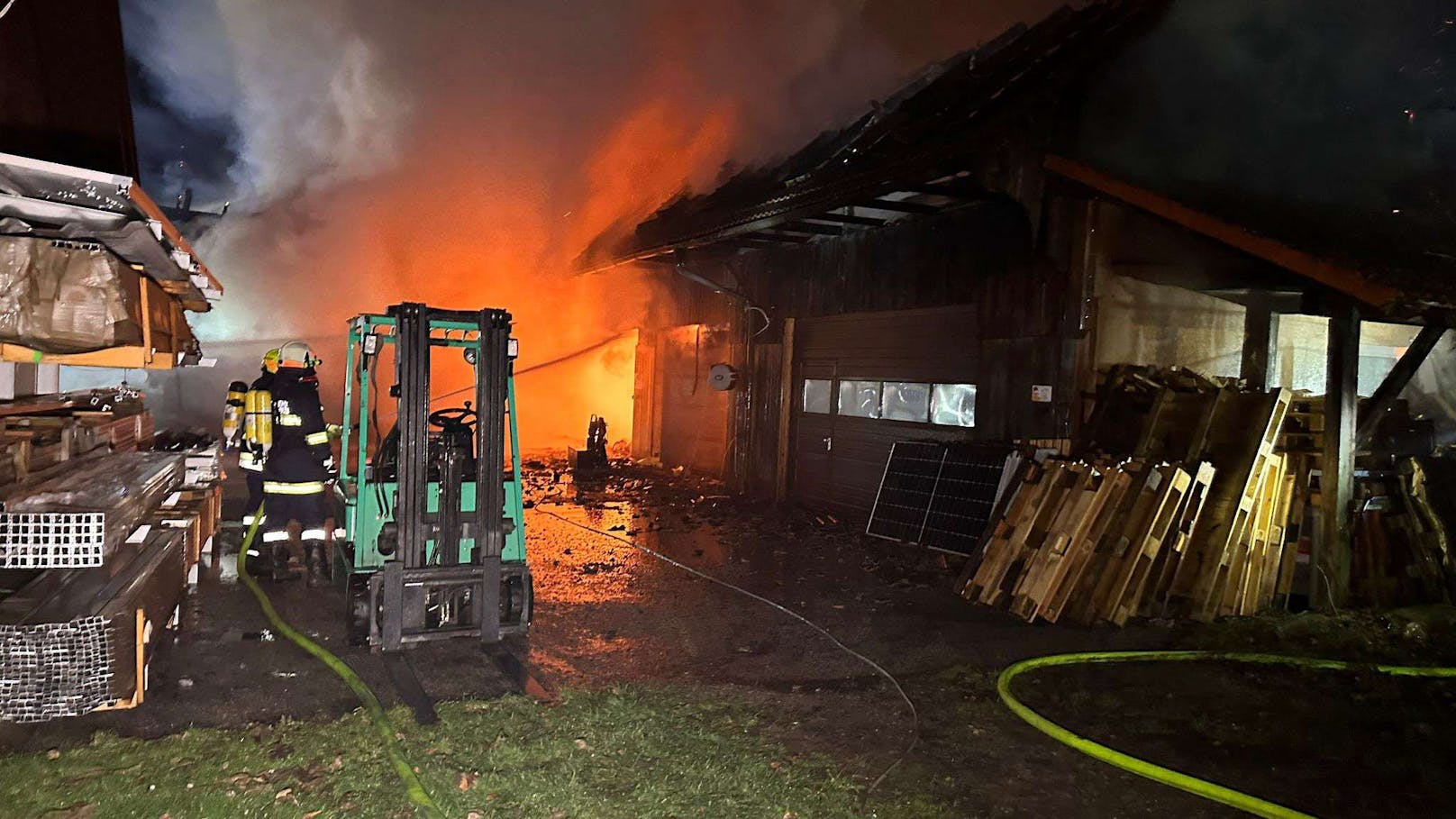 Mehrere Fahrzeuge mit alternativem Antrieb standen in Michelbach in Vollbrand.