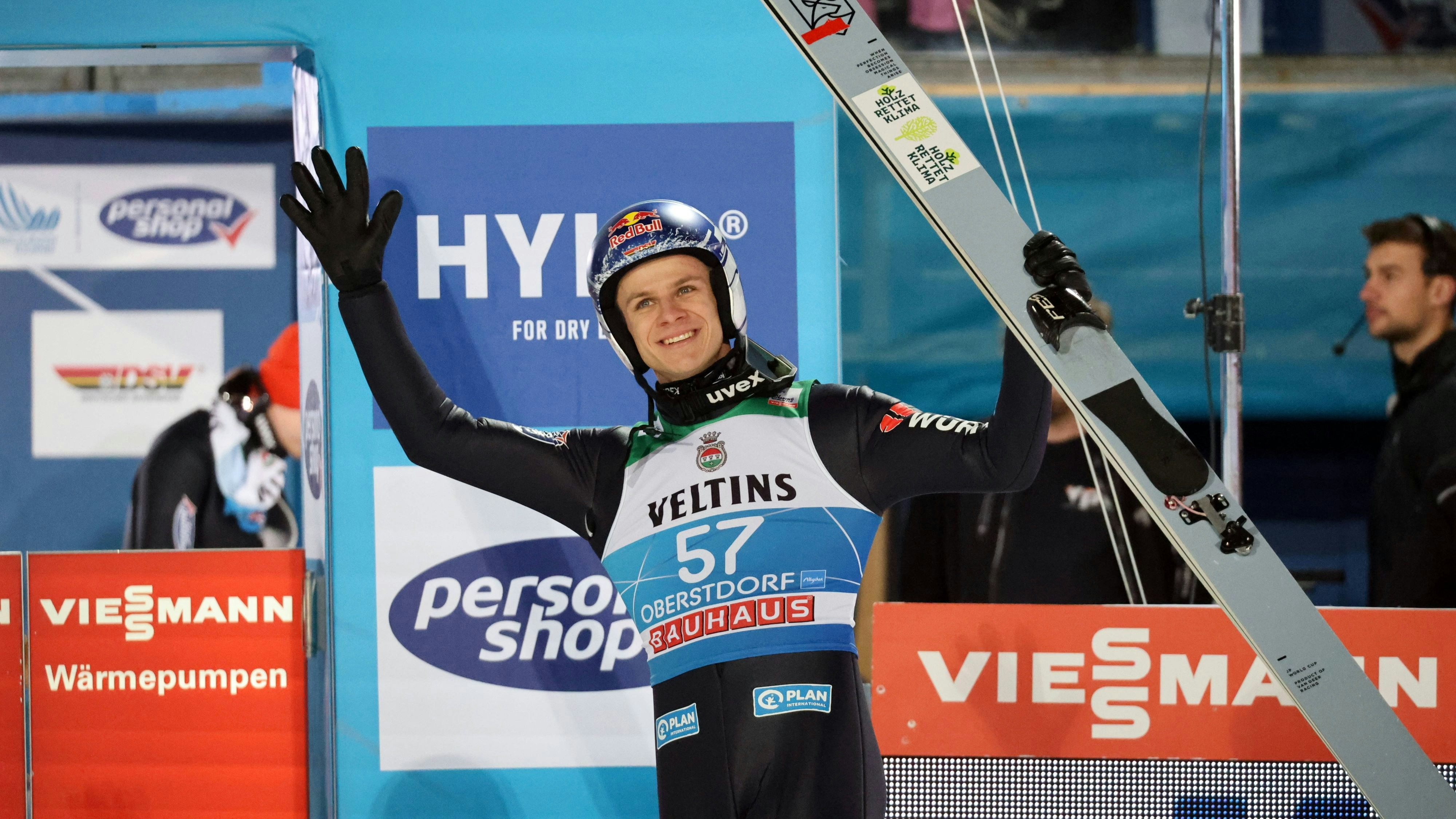 Andreas Wellinger hat das Auftaktspringen der Vierschanzentournee gewonnen. 