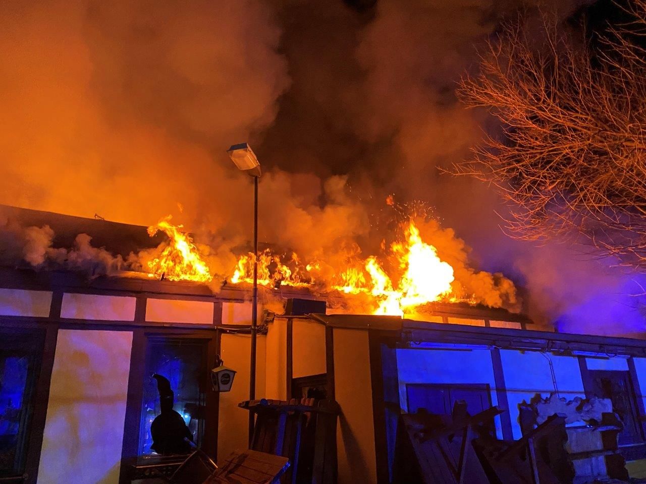 Das Gasthaus brannte lichterloh – nun ist es einsturzgefährdet. 