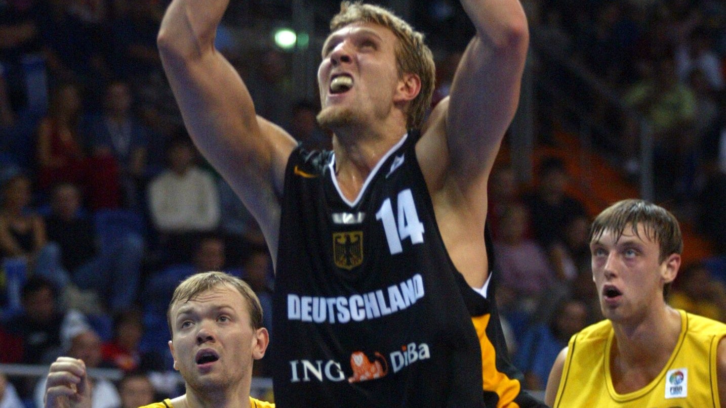 Viktor Kobzystyi (l,) im Duell mit Basketball-Superstar Dirk Nowitzki. Nun kam der Ukrainer bei einem Bombenangriff ums Leben.