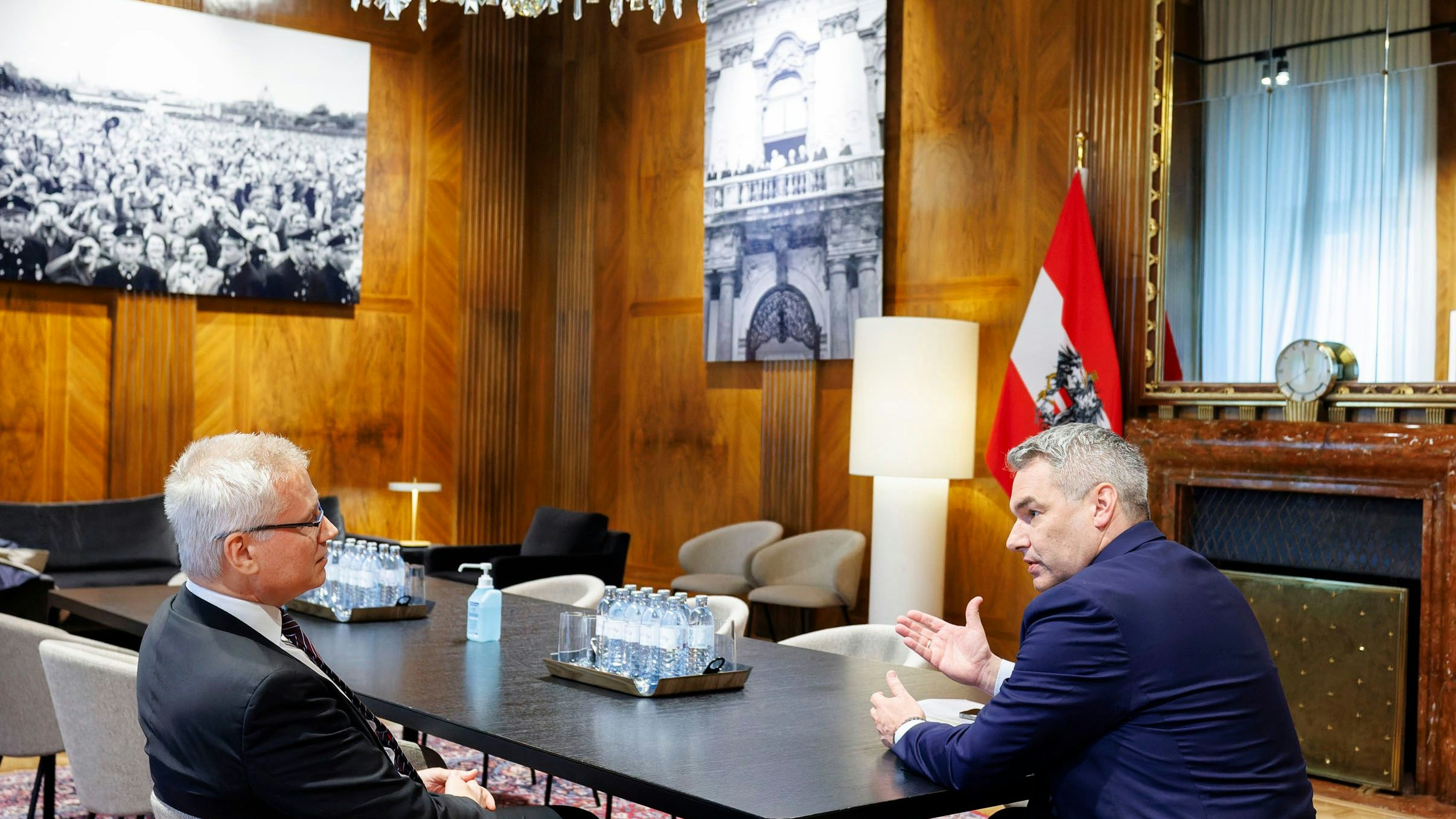 Kanzler Nehammer mit Sängerknaben-Vorstand Erich Arthold