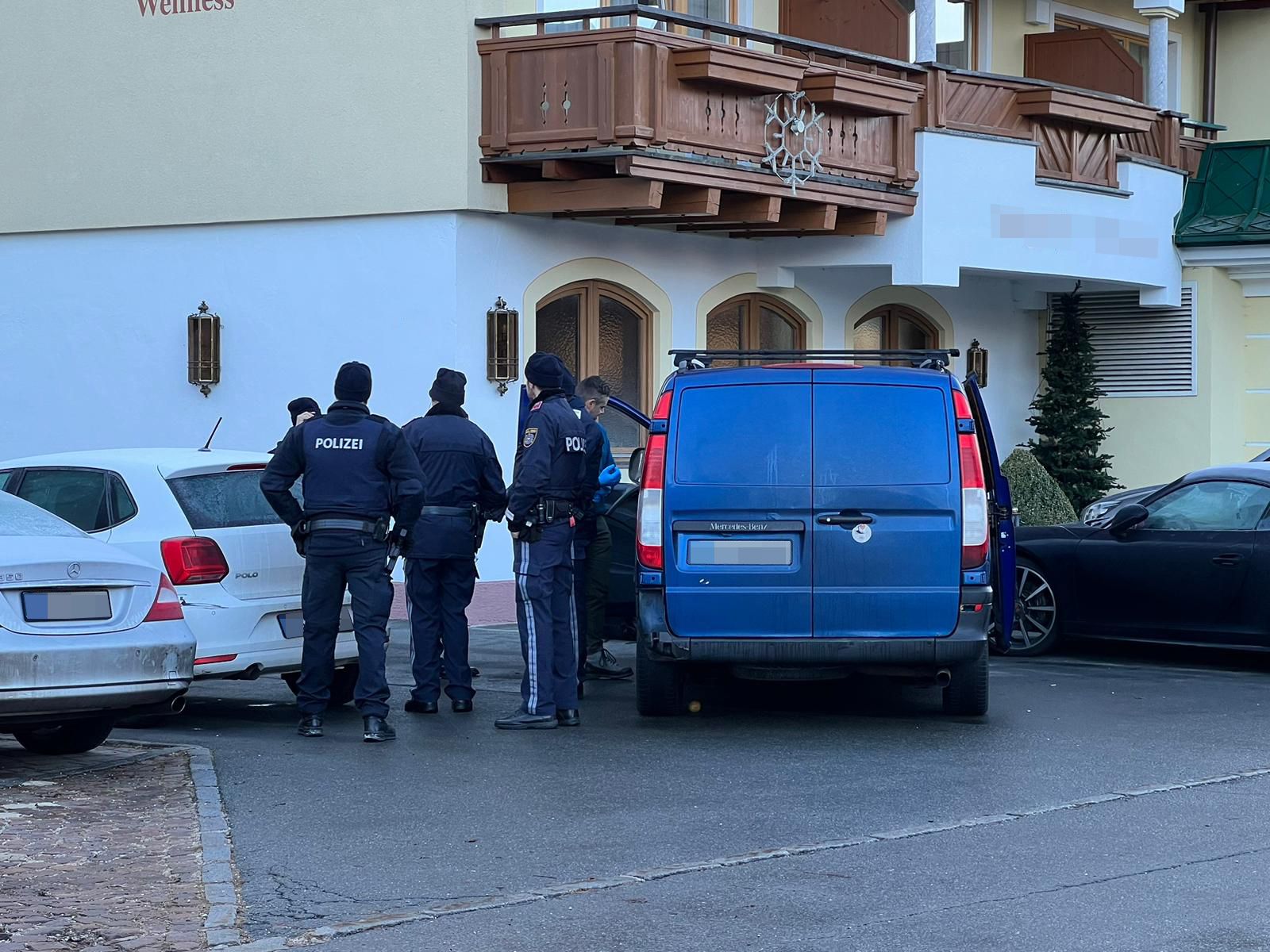 In diesem blauen Kleintransporter hatte der 19-Jährige die 13 Männer aus Syrien versteckt.