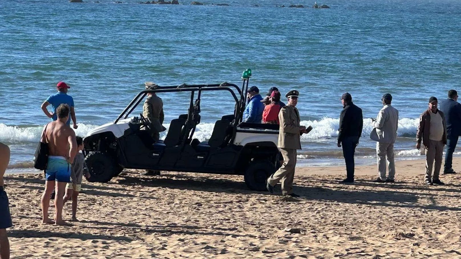 Mitten am Strand – Mann greift Touristen mit Machete an