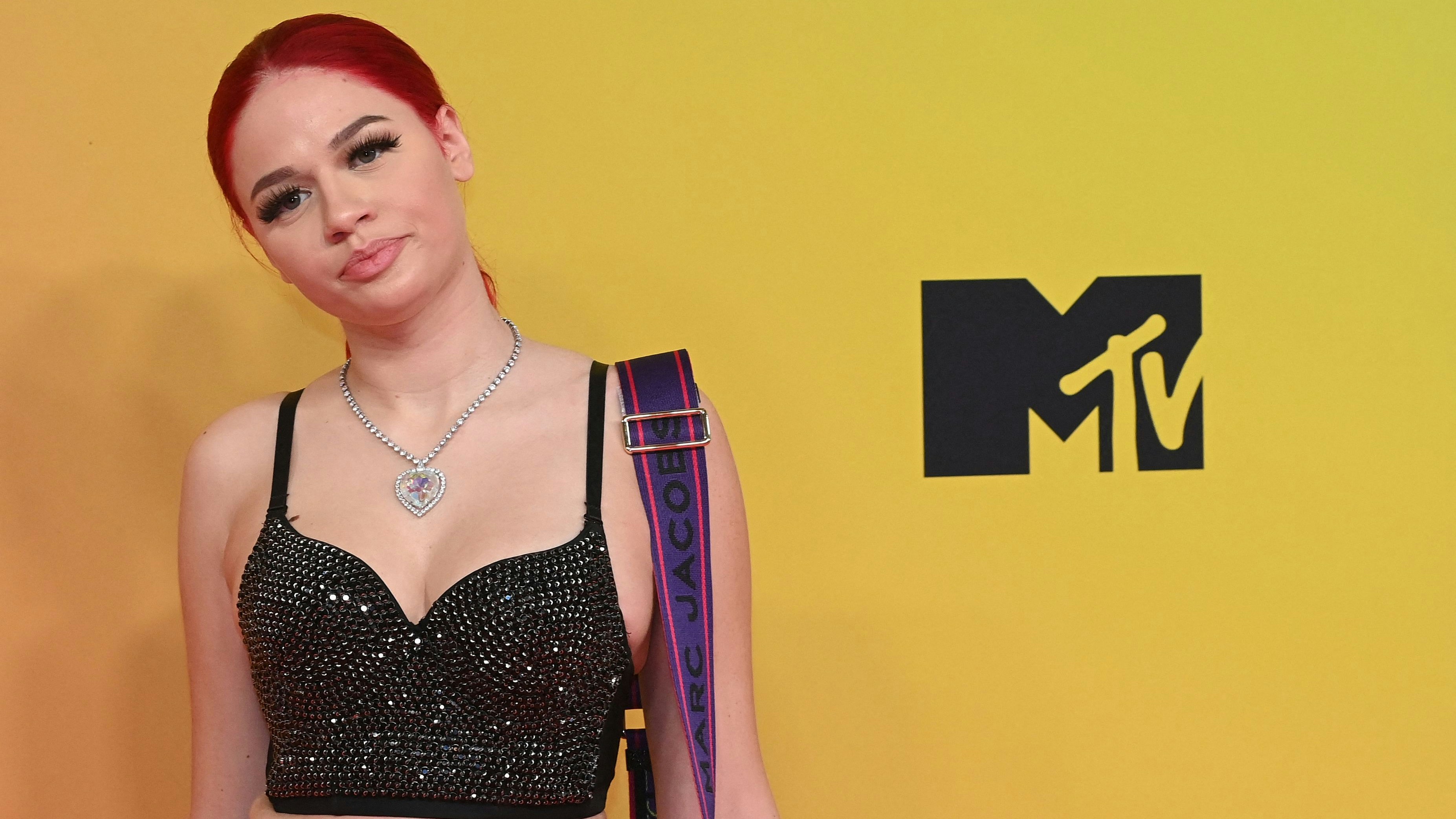 Badmomzjay ist eine der kontroversesten Rapperinnen im Game. Von vielen kritisiert, von noch mehr Leuten geliebt. Womöglich ist genau das ihr Erfolgsrezept. Geschätztes Vermögen: Eine Million Euro.