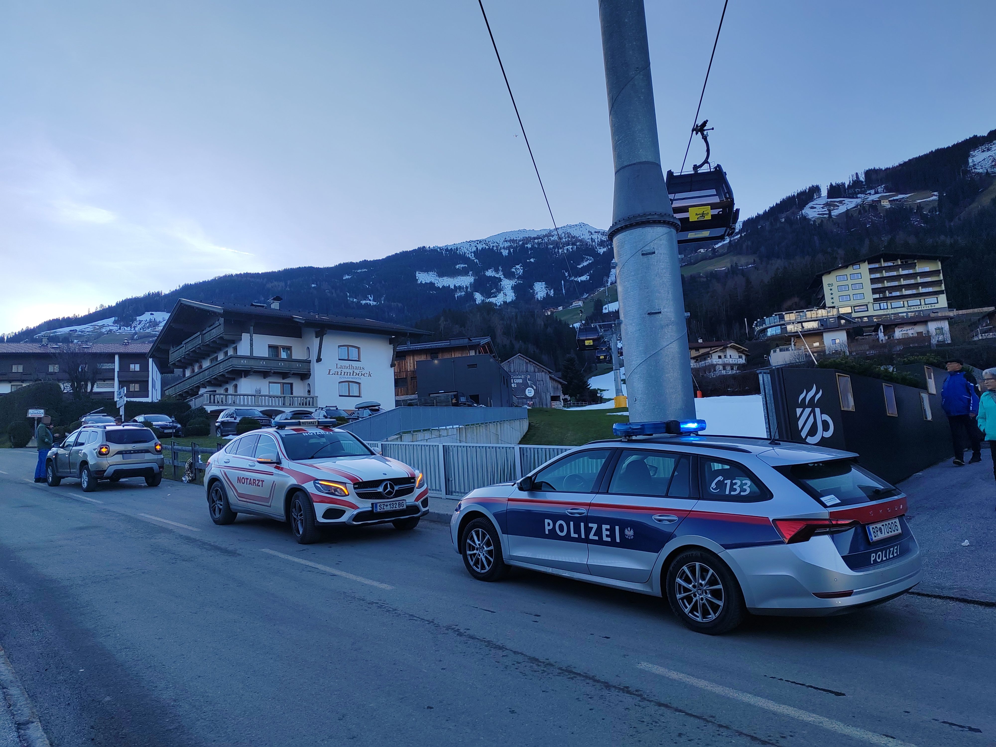 Bei dem Zusammenstoß wurden drei Fußgänger verletzt.