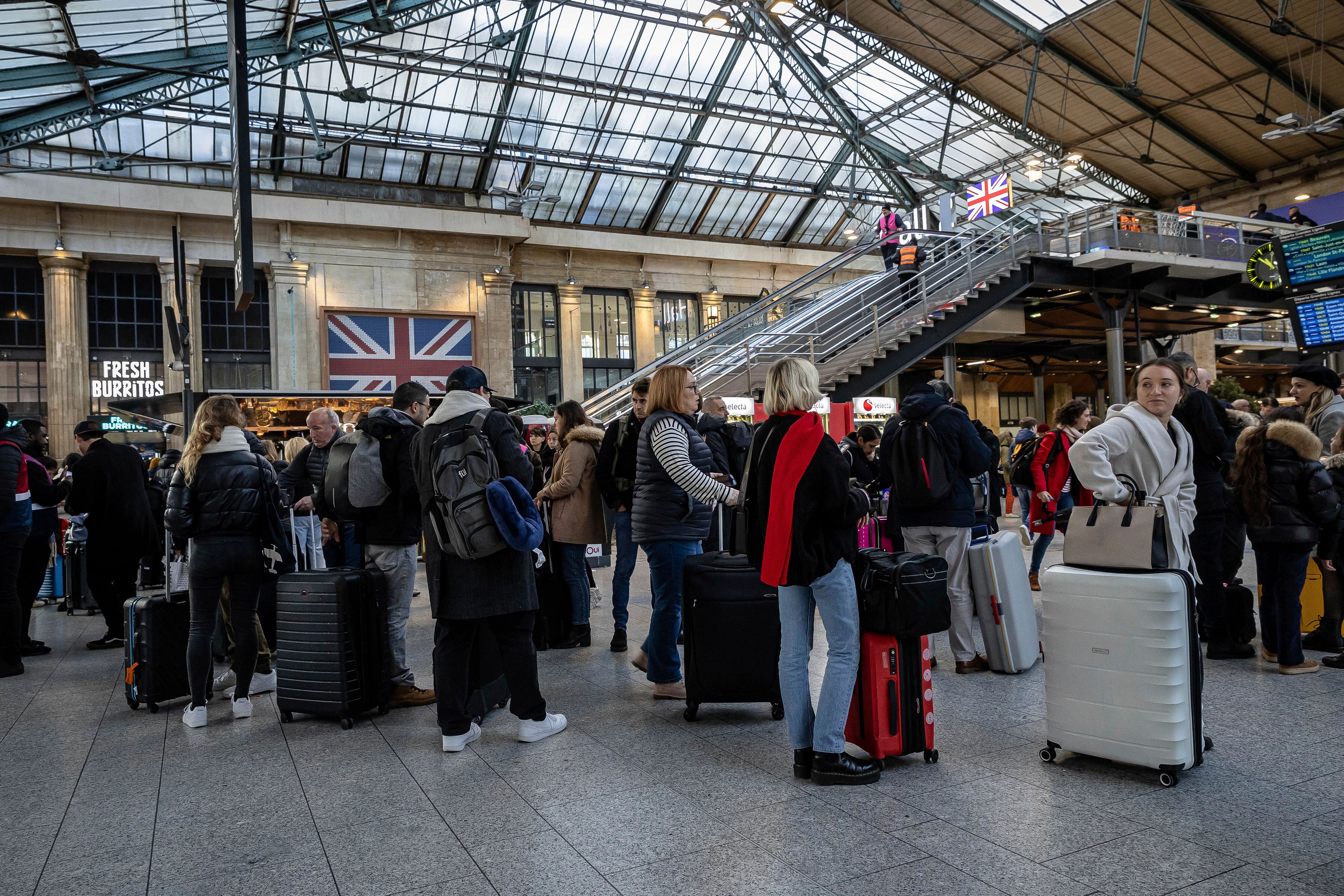 Eurostar-Passagiere warten in der Bahnhofshalle des Gare du Nord in Paris, nachdem der Hochgeschwindigkeitsverkehr in Großbritannien wegen Überschwemmungen gestrichen wurde.