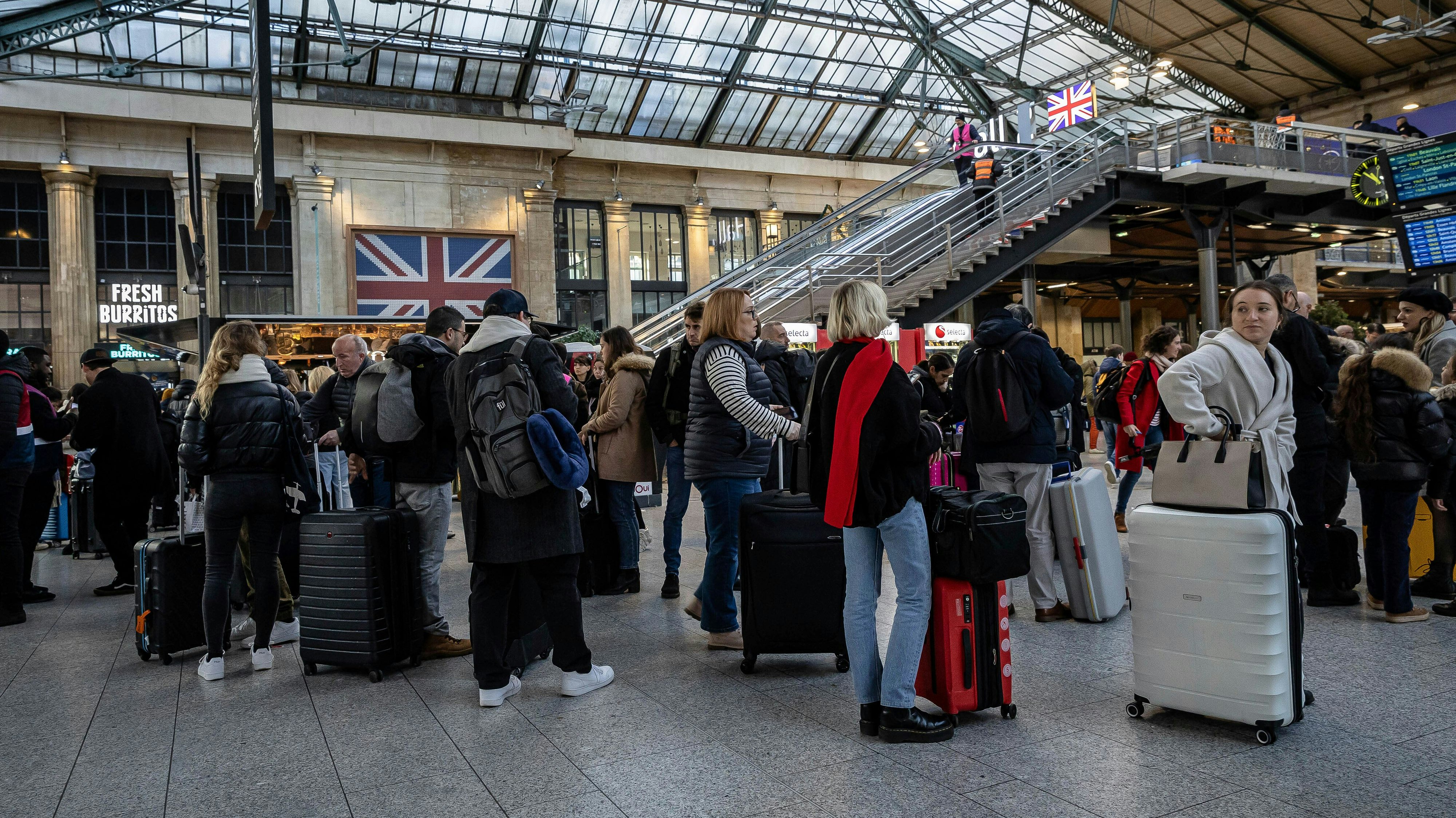 Download von www.picturedesk.com am 30.12.2023 (12:11).  Eurostar passengers wait in the Gare du Nord concourse, Saturday, Dec. 30, 2023 in Paris, France, after high-speed services in the UK were cancelled because of flooding in a tunnel. (AP Photo/Aurelien Morissard) - 20231230_PD1008 - Rechteinfo: Rights Managed (RM)