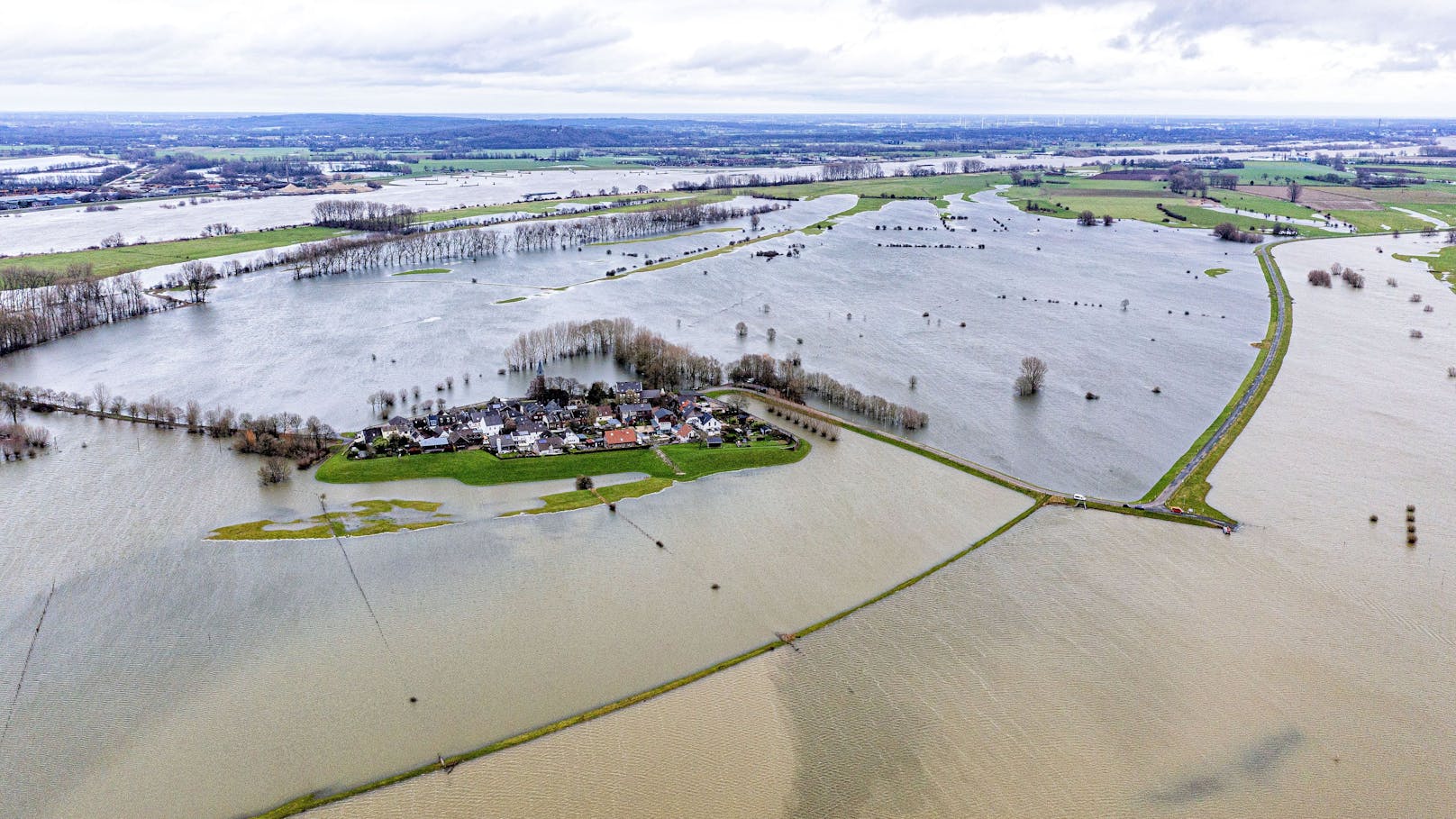 Das Rheinhochwasser hat im deutschen Bundesland Nordrhein-Westfalen einen ganzen Ortsteil der Kleinstadt Kleve umschlossen, wie Aufnahmen aus der Luft zeigen.