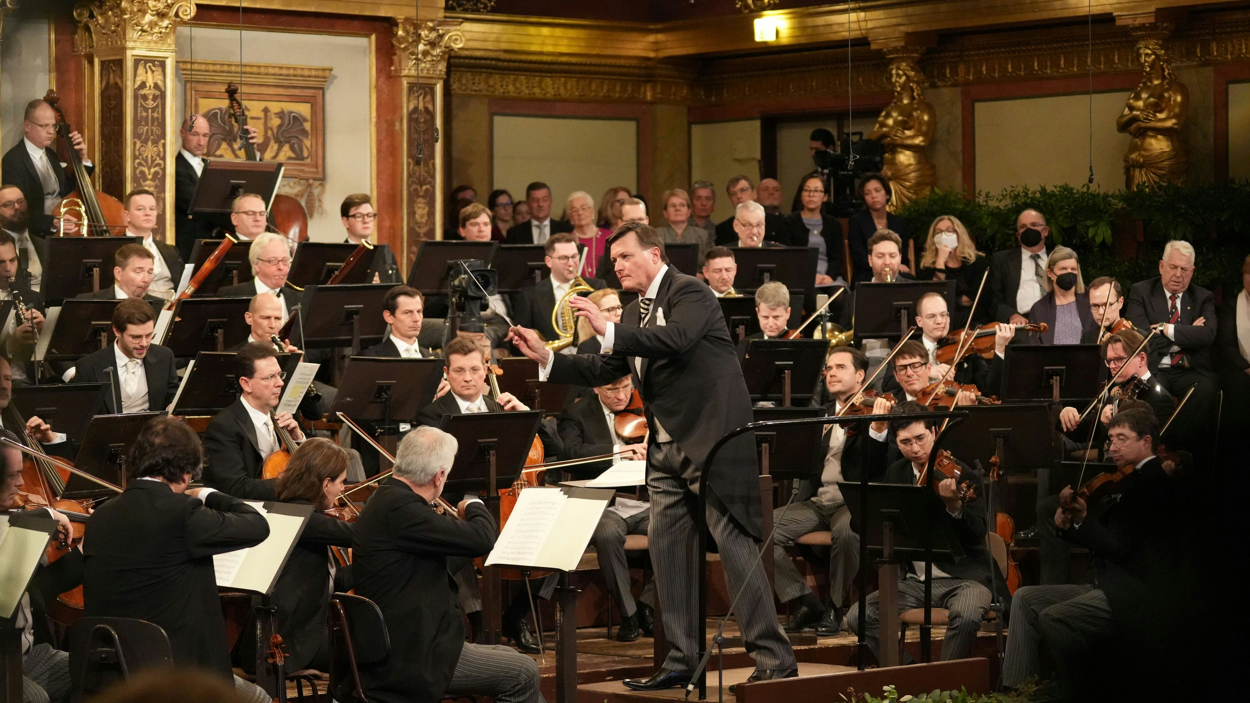 Der deutsche Dirigent Christian Thielemann dirigiert zum zweiten Mal nach 2019 das Neujahrskonzert der Wiener Philharmoniker im Großen Musikvereinssaal.