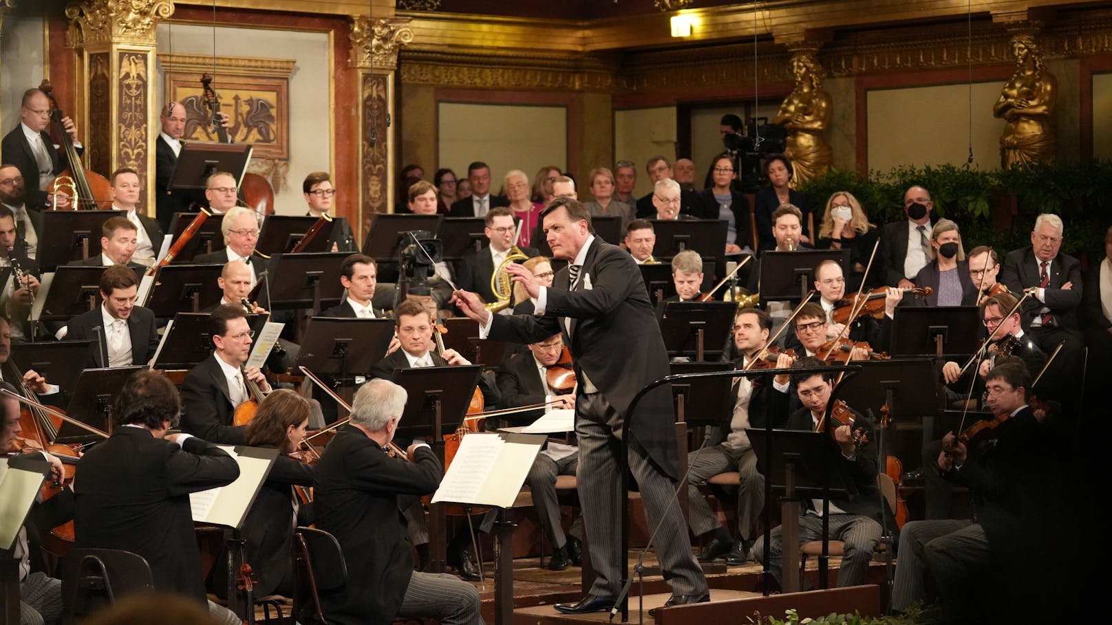 Der deutsche Dirigent Christian Thielemann dirigiert zum zweiten Mal nach 2019 das Neujahrskonzert der Wiener Philharmoniker im Großen Musikvereinssaal.