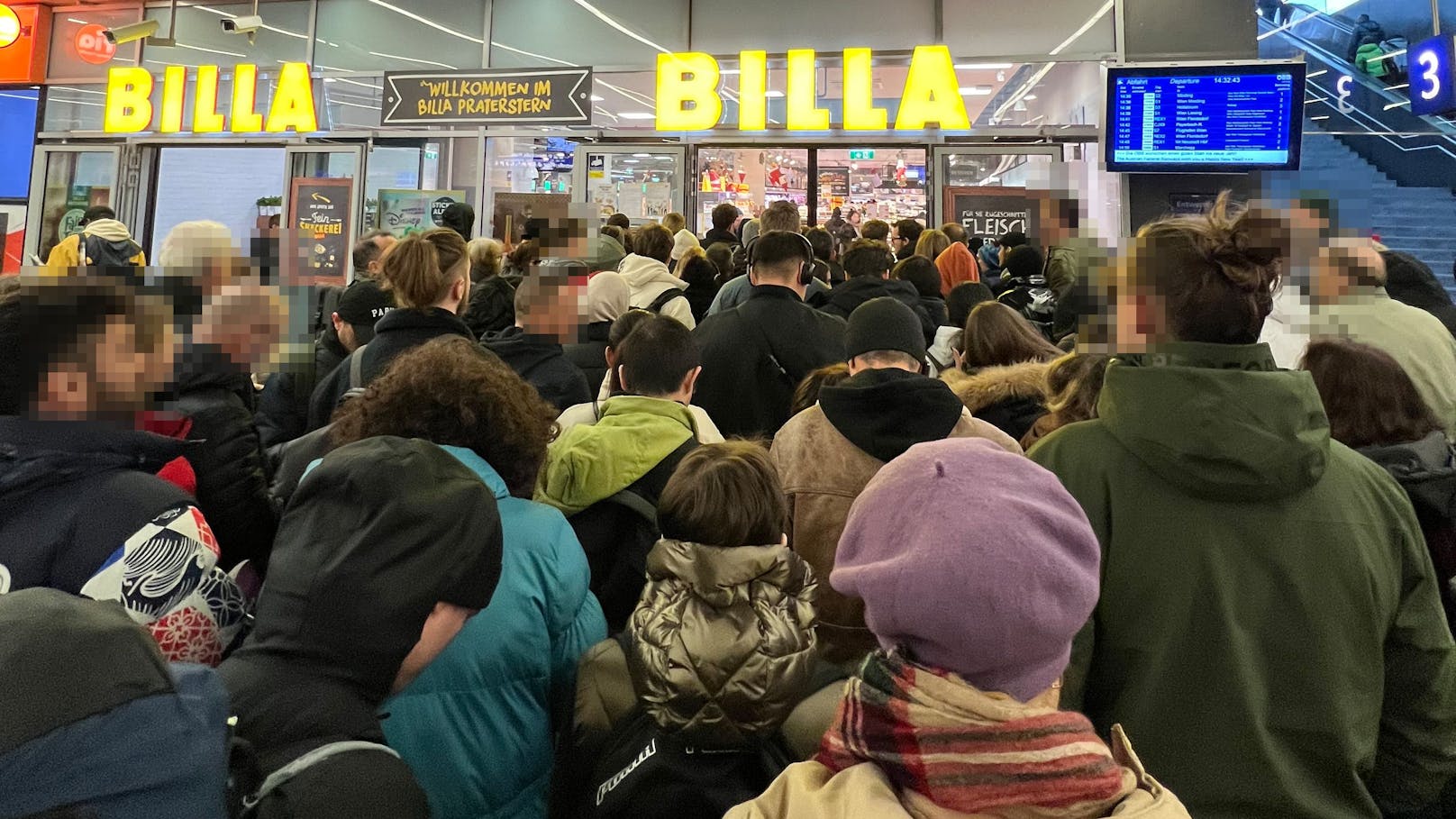 Hunderte Wiener stürmten den Shop am Bahnhof Praterstern.