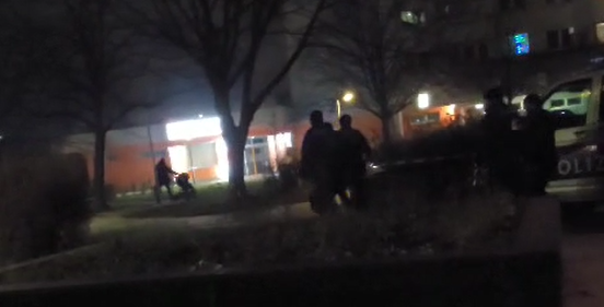 Zahlreiche Beamte rückten zu einem Gemeindebau in Wien-Floridsdorf aus.